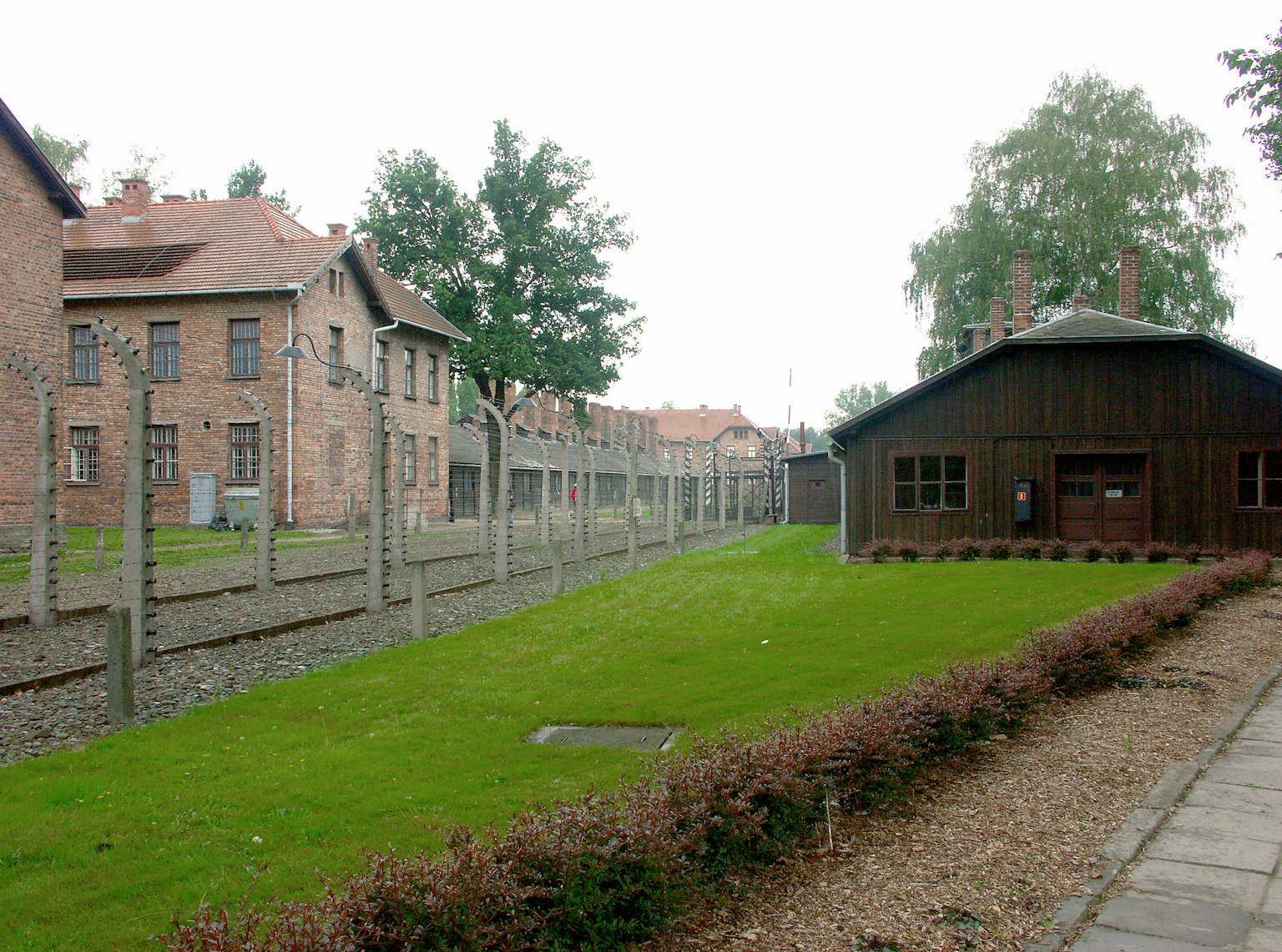 Các tòa nhà lịch sử và cảnh quan dây thép gai tại Auschwitz