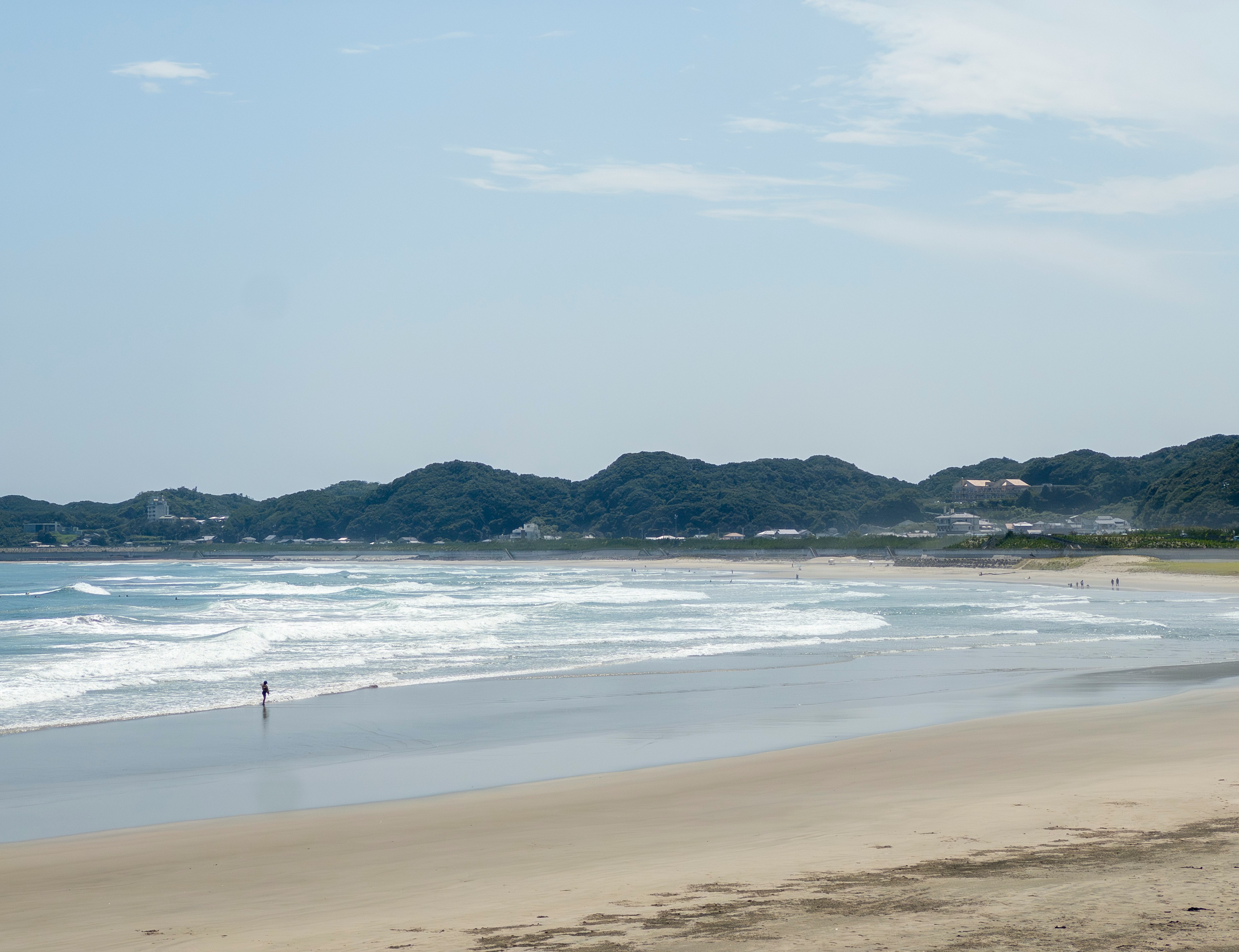 夏のいわき市・豊間海岸の砂浜と穏やかな波の風景