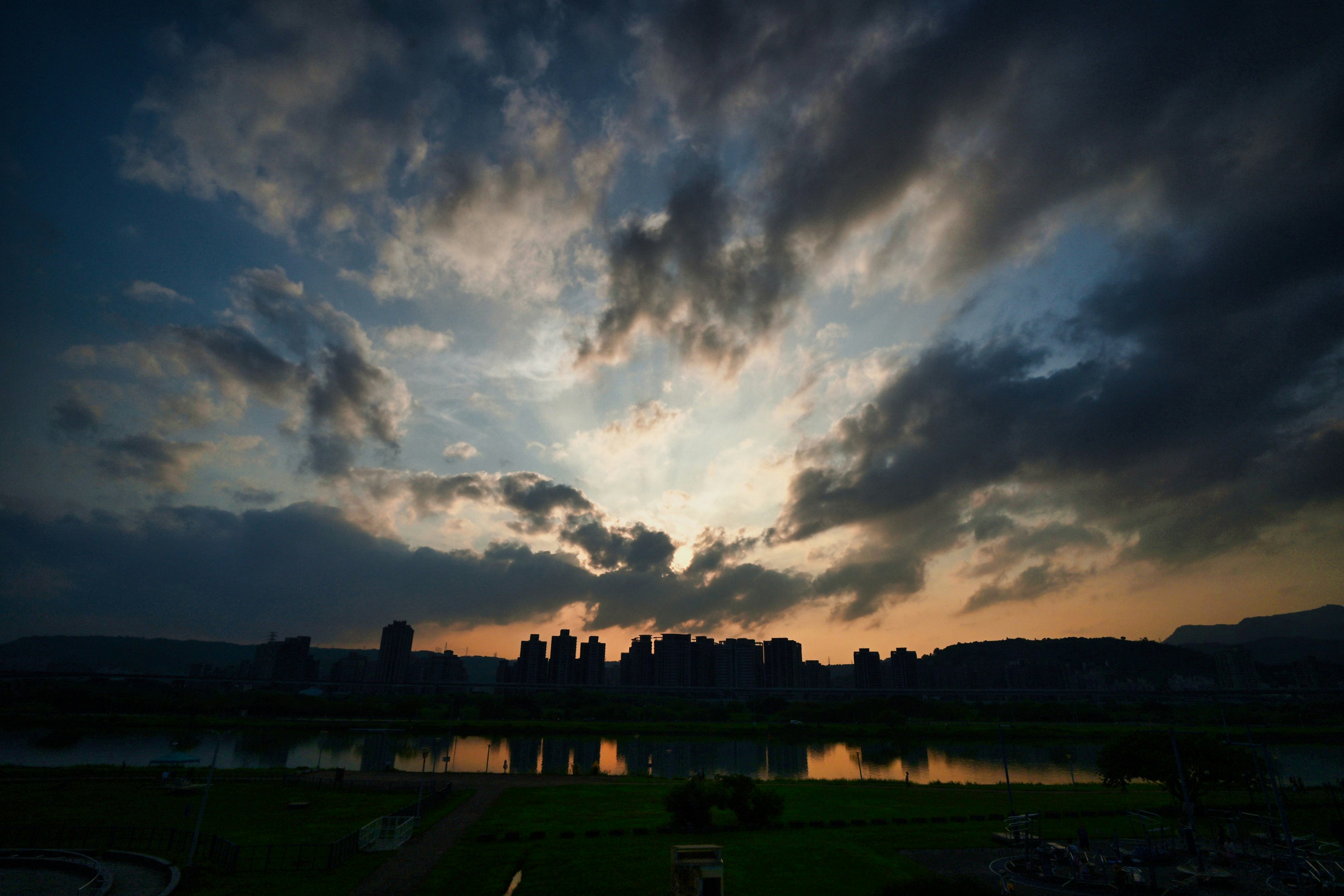 夕暮れの空と川沿いの街並み