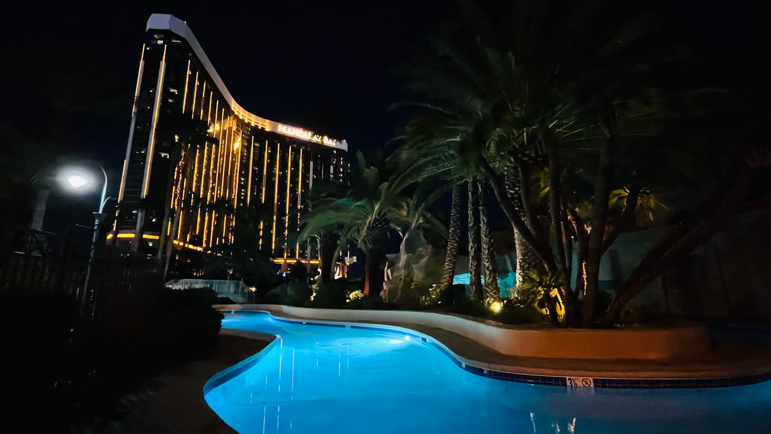 夜晚泳池和高樓酒店的美麗景色