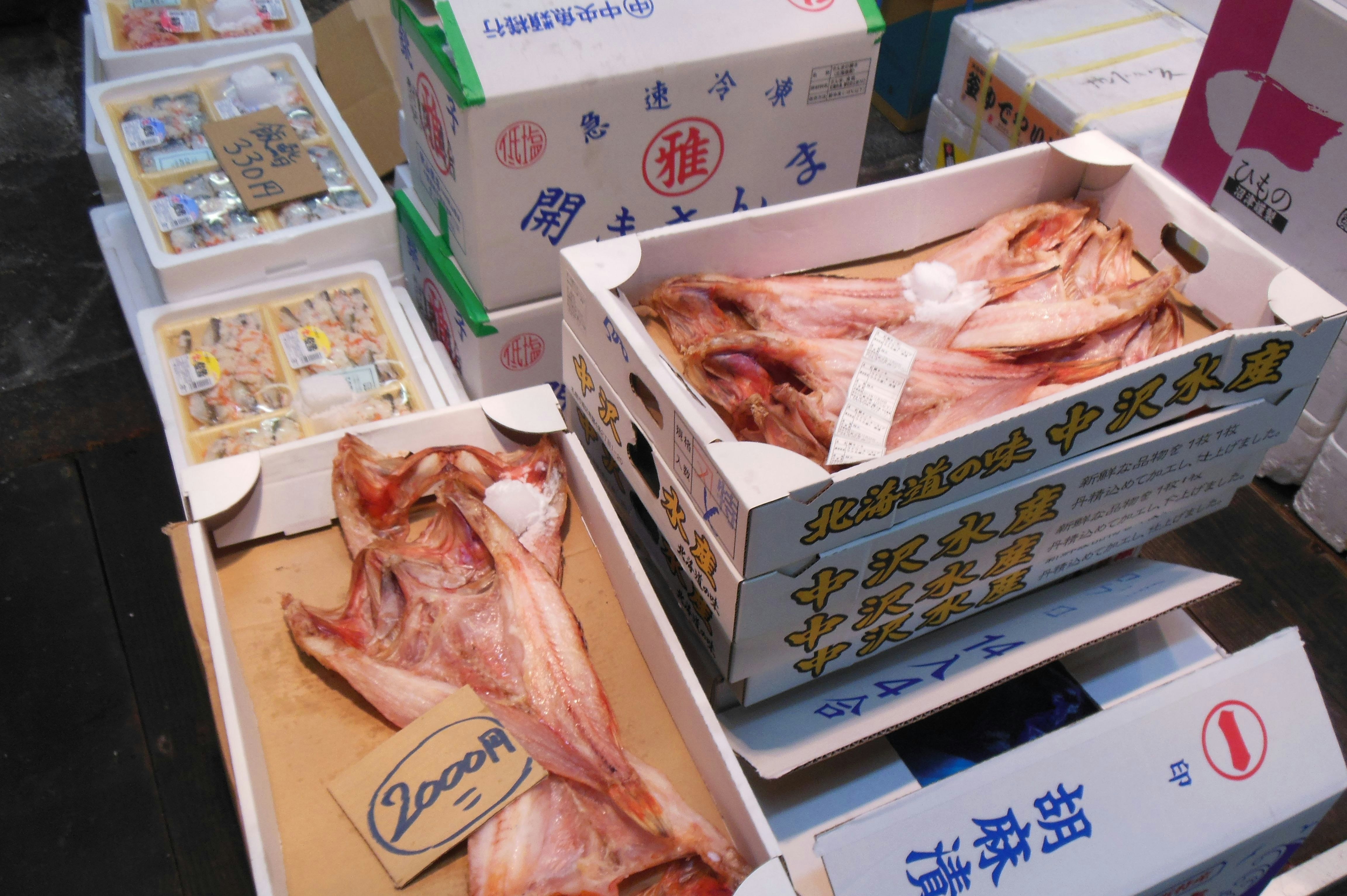 魚片裝在紙箱裡的食品攤位陳列