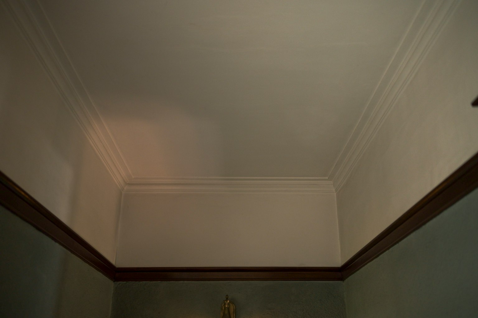 Plafond avec corniche décorative et éclairage subtil