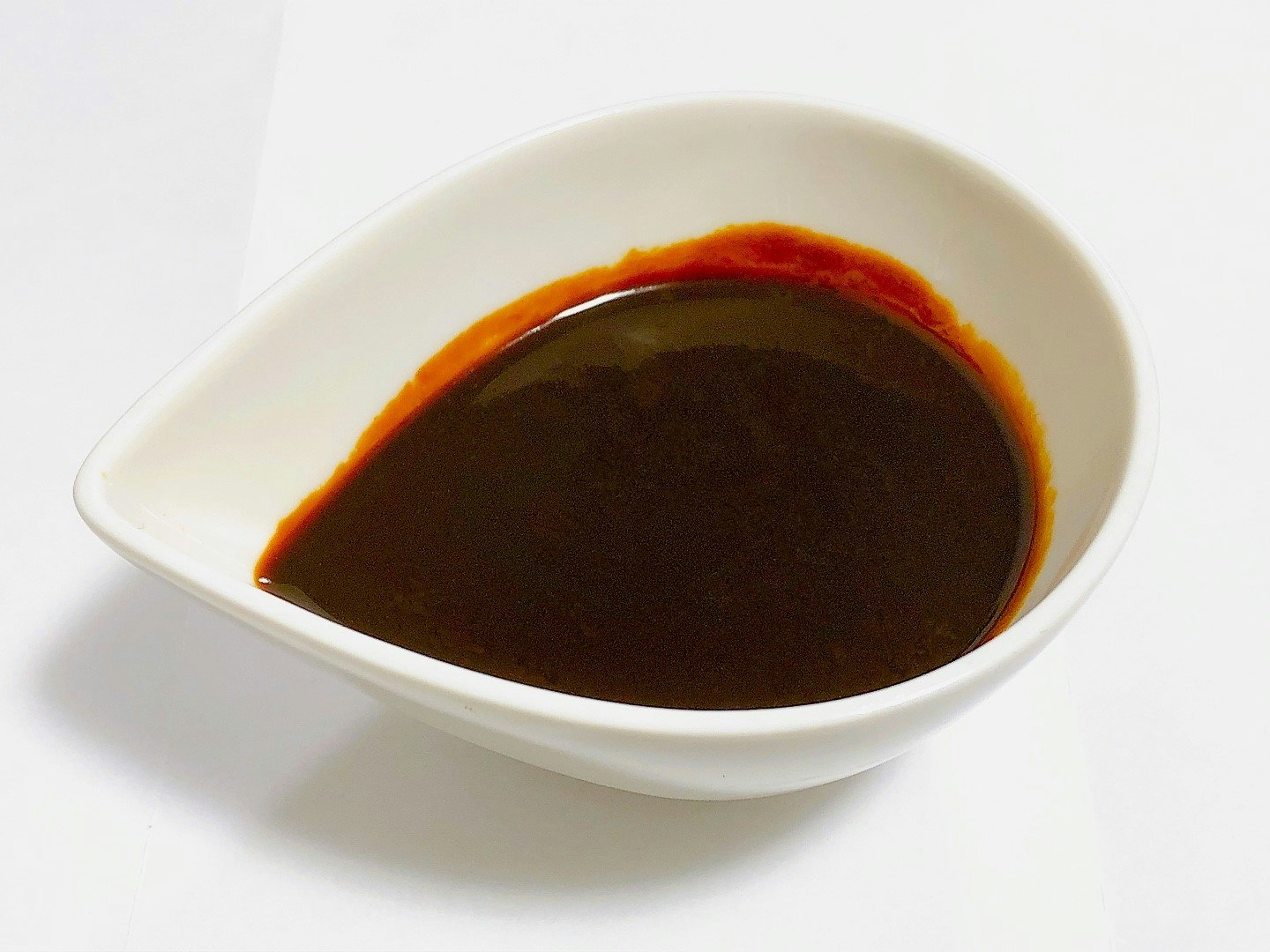 白色碗里的黑色酱汁