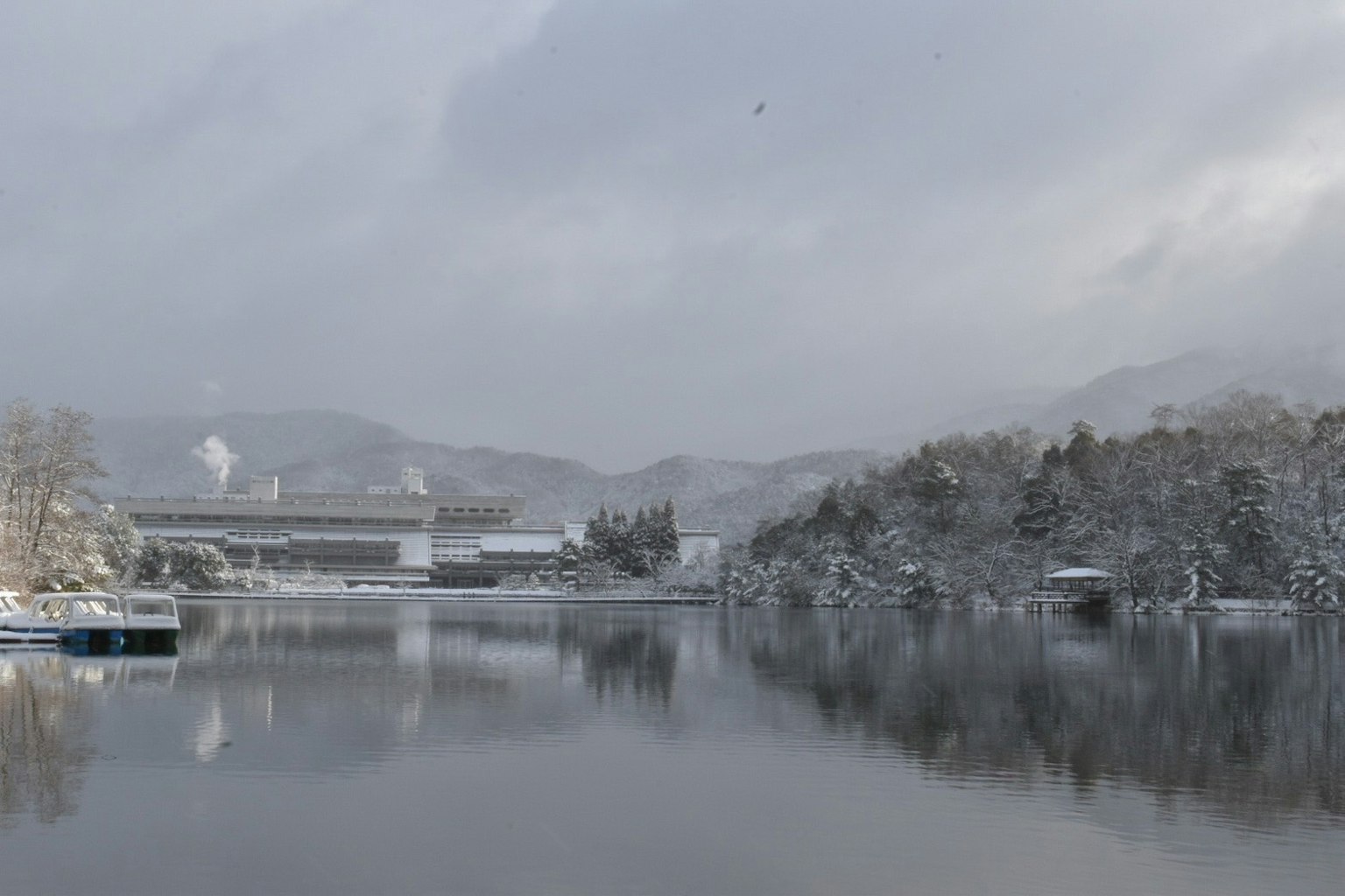 雪覆盖的湖泊和山脉风景