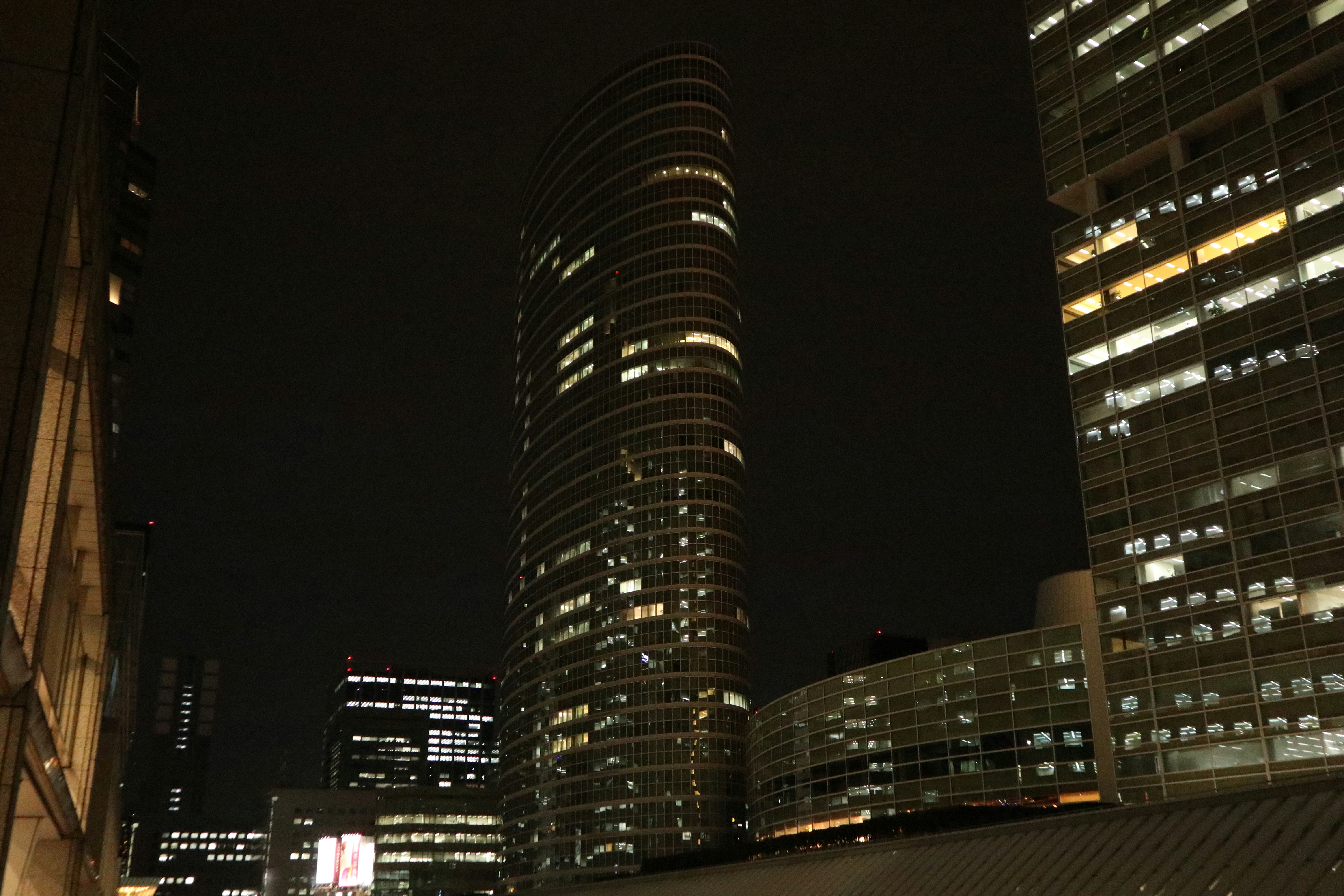 skyline notturno di grattacieli e luci cittadine