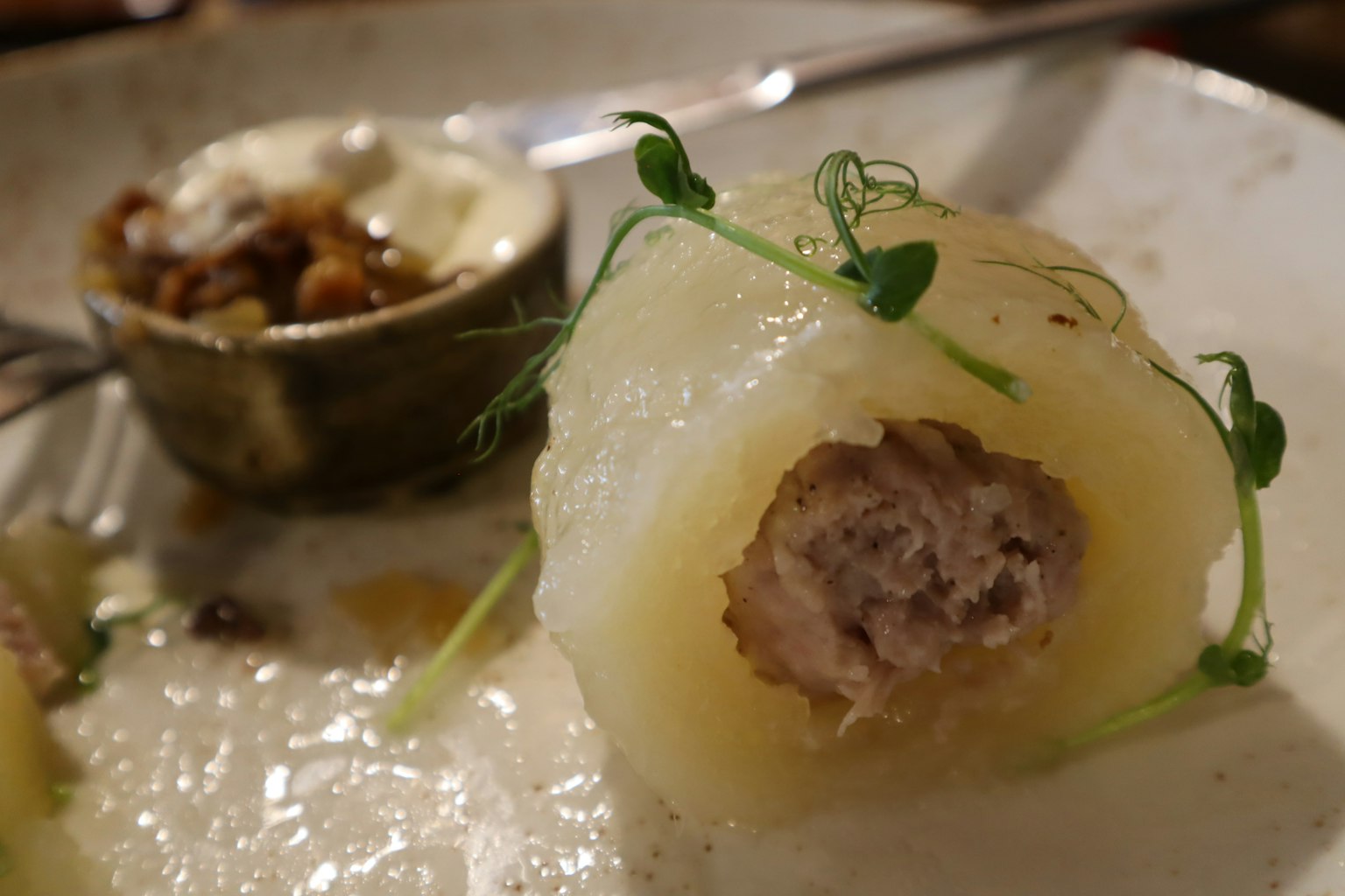 Rouleau de viande farci blanc avec garniture d'herbes