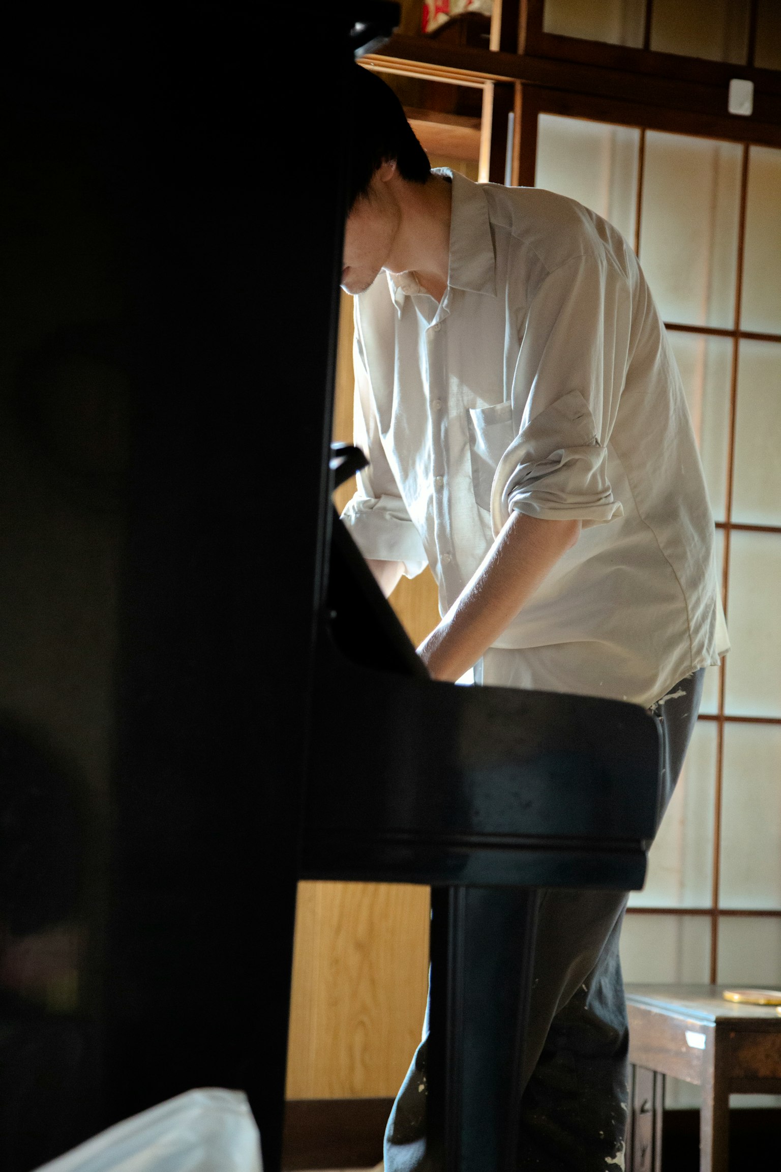 Silhouette di un uomo che lavora a un pianoforte