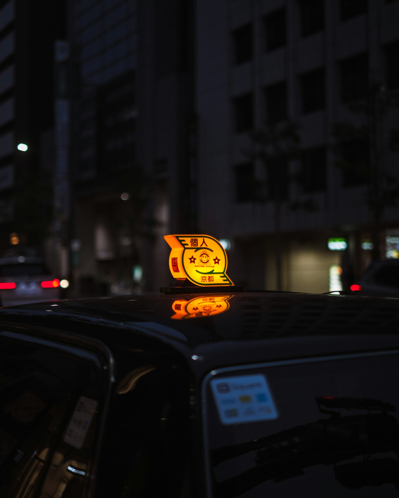 Biển hiệu taxi phát sáng trên nóc xe trong thành phố vào ban đêm
