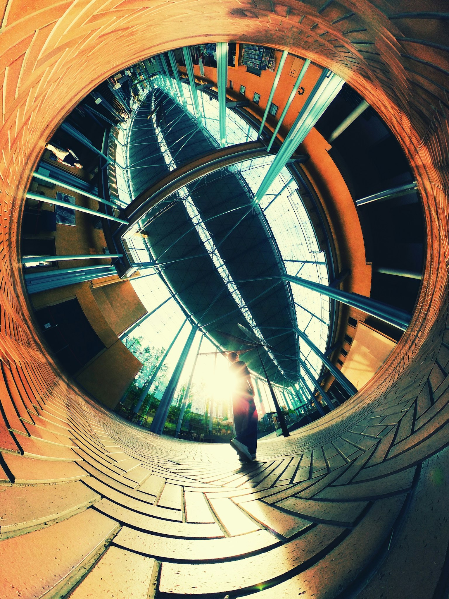 Vista dall'interno di una struttura circolare che mostra la luce esterna e linee architettoniche