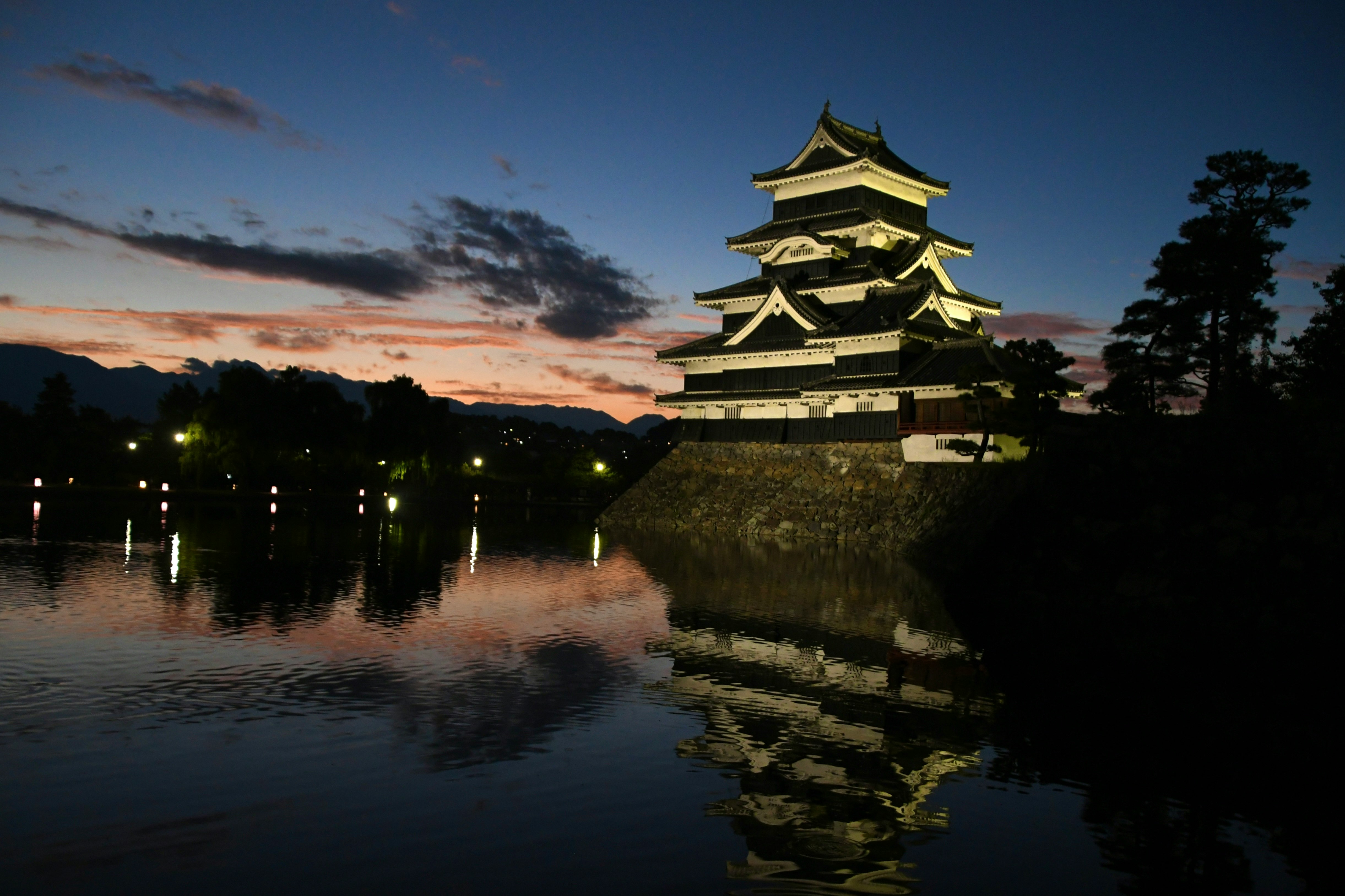 reflejo de un castillo junto al agua al anochecer