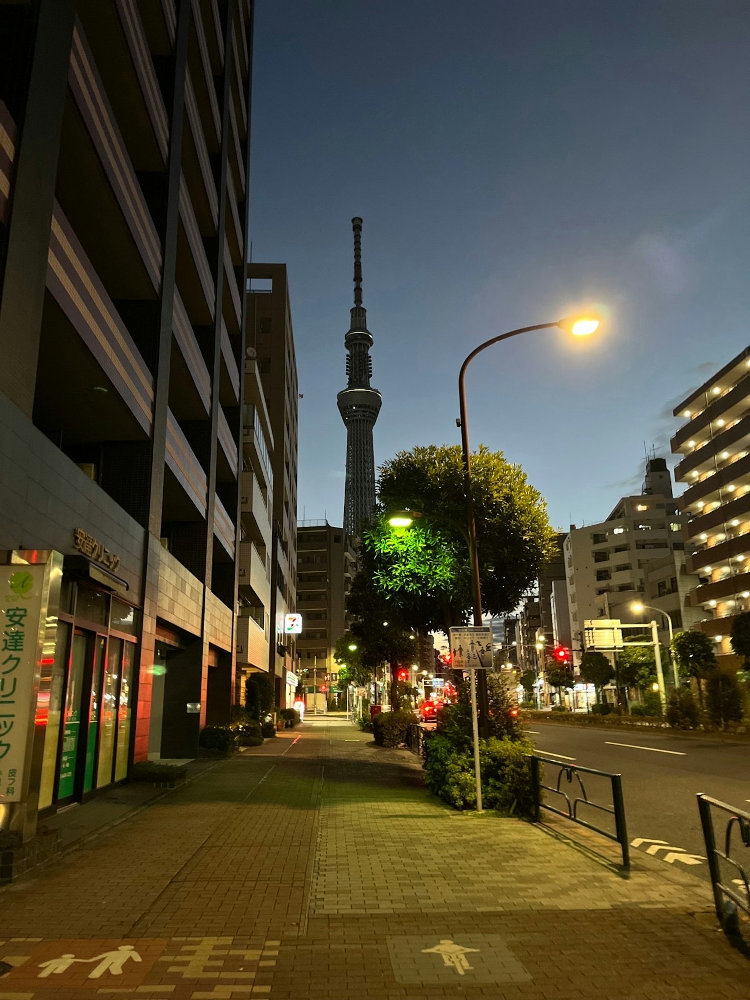 Pemandangan malam Tokyo Skytree dengan lingkungan perkotaan