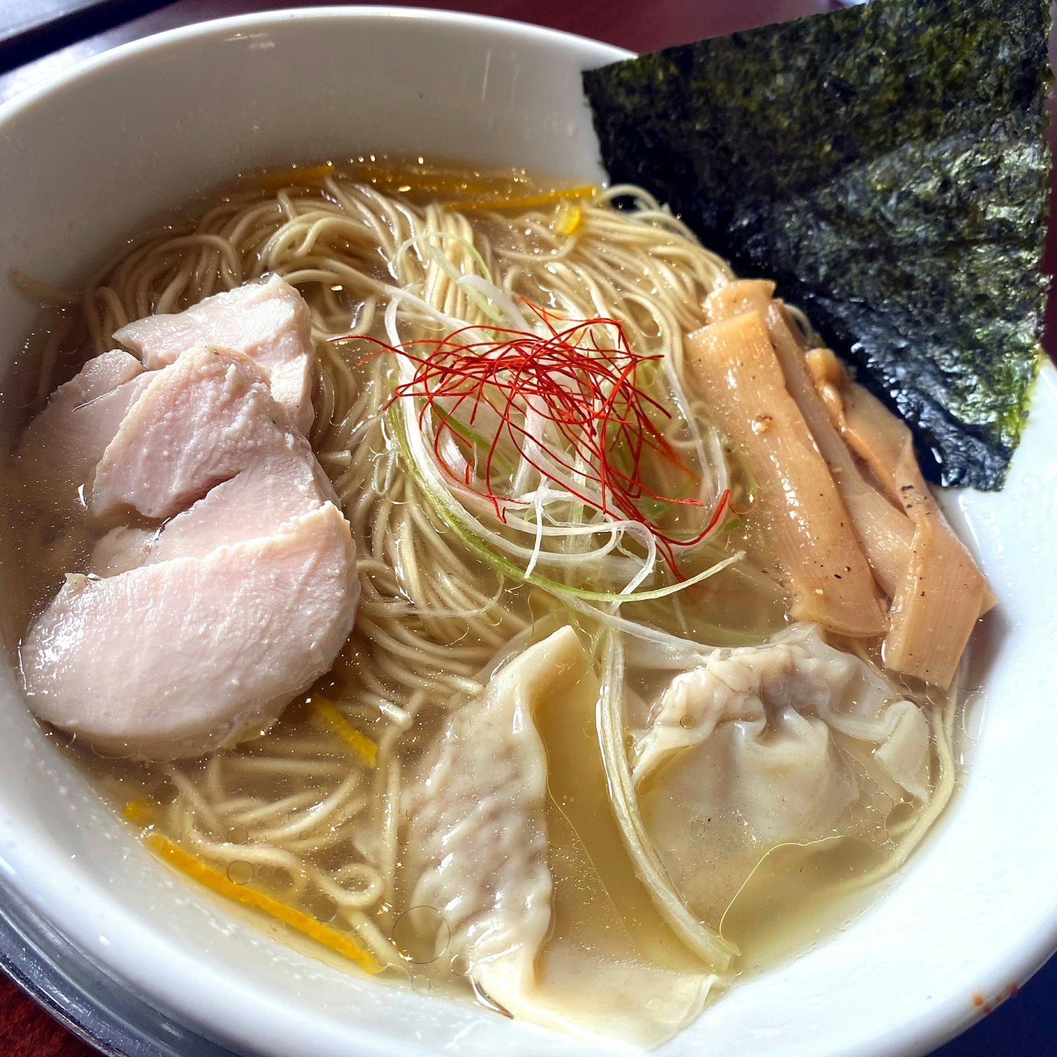 Bát ramen với thịt gà và hoành thánh trang trí bằng rong biển