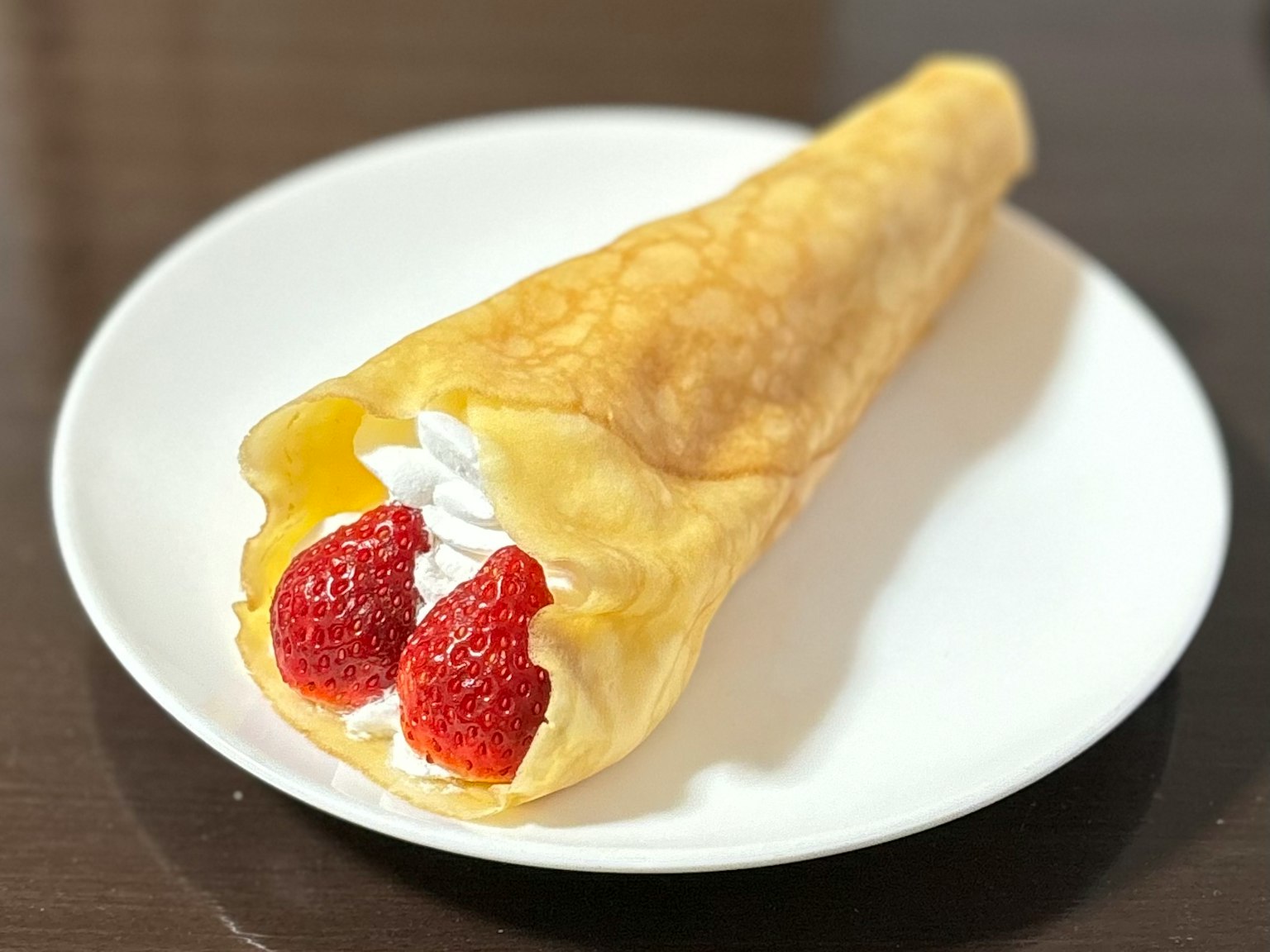 Crepe rellena de fresas y crema batida