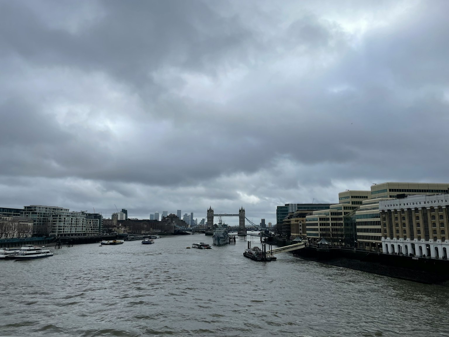Blick auf die Themse mit der Tower Bridge im Hintergrund