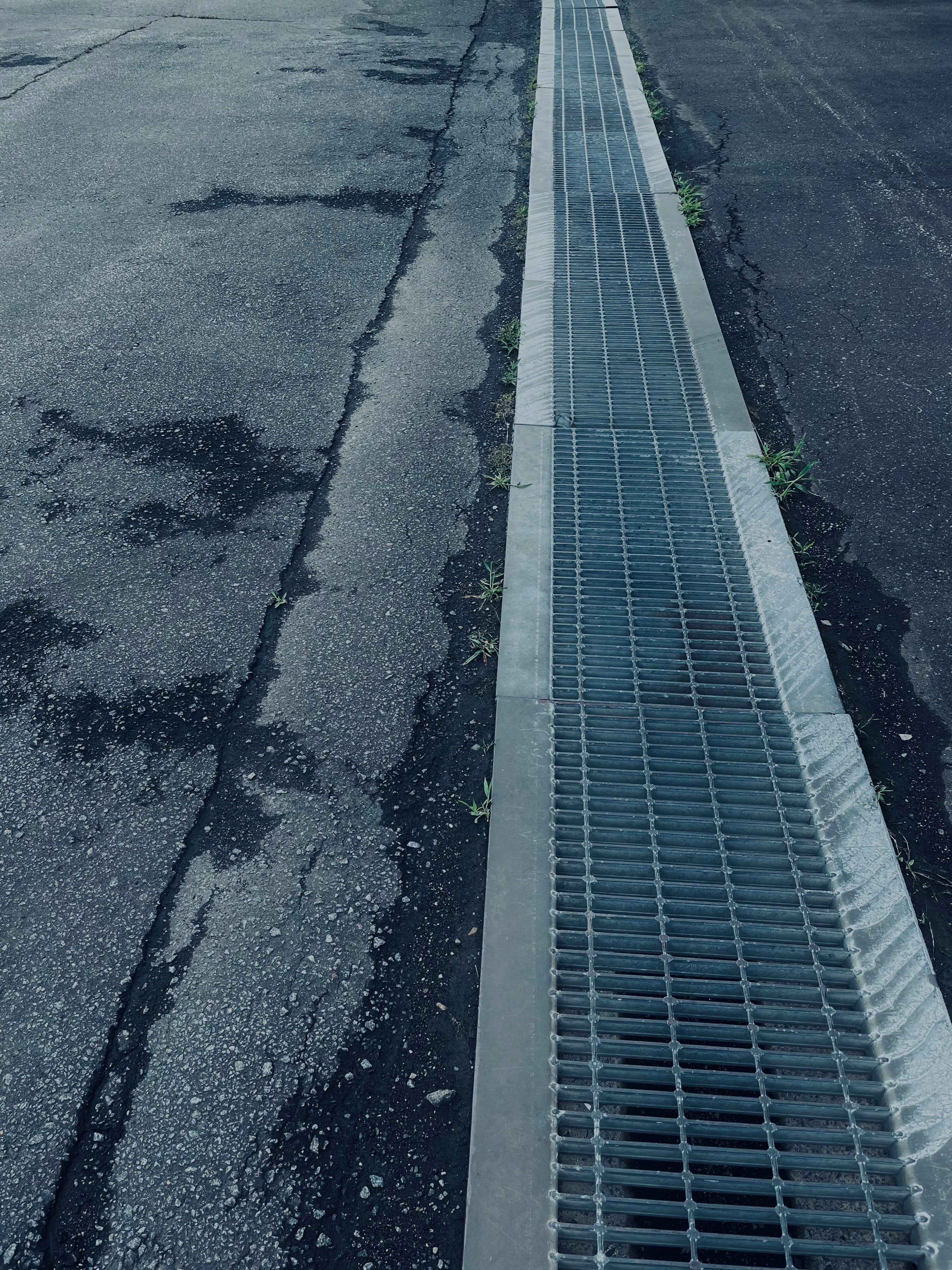 冷雨中的路面与排水沟格栅