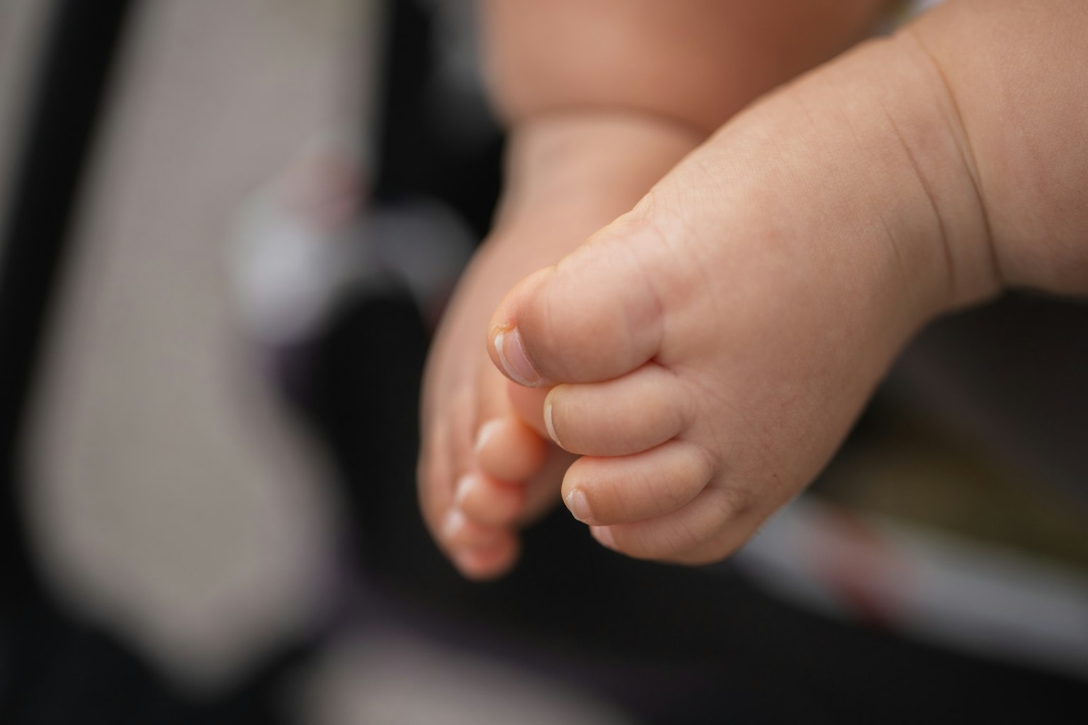 Nahaufnahme eines Babyfußes mit weicher Haut und kleinen Zehen
