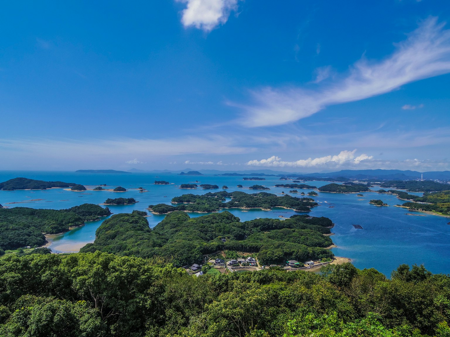 ภูมิทัศน์สวยงามของทะเลสีน้ำเงินและเกาะต่างๆ
