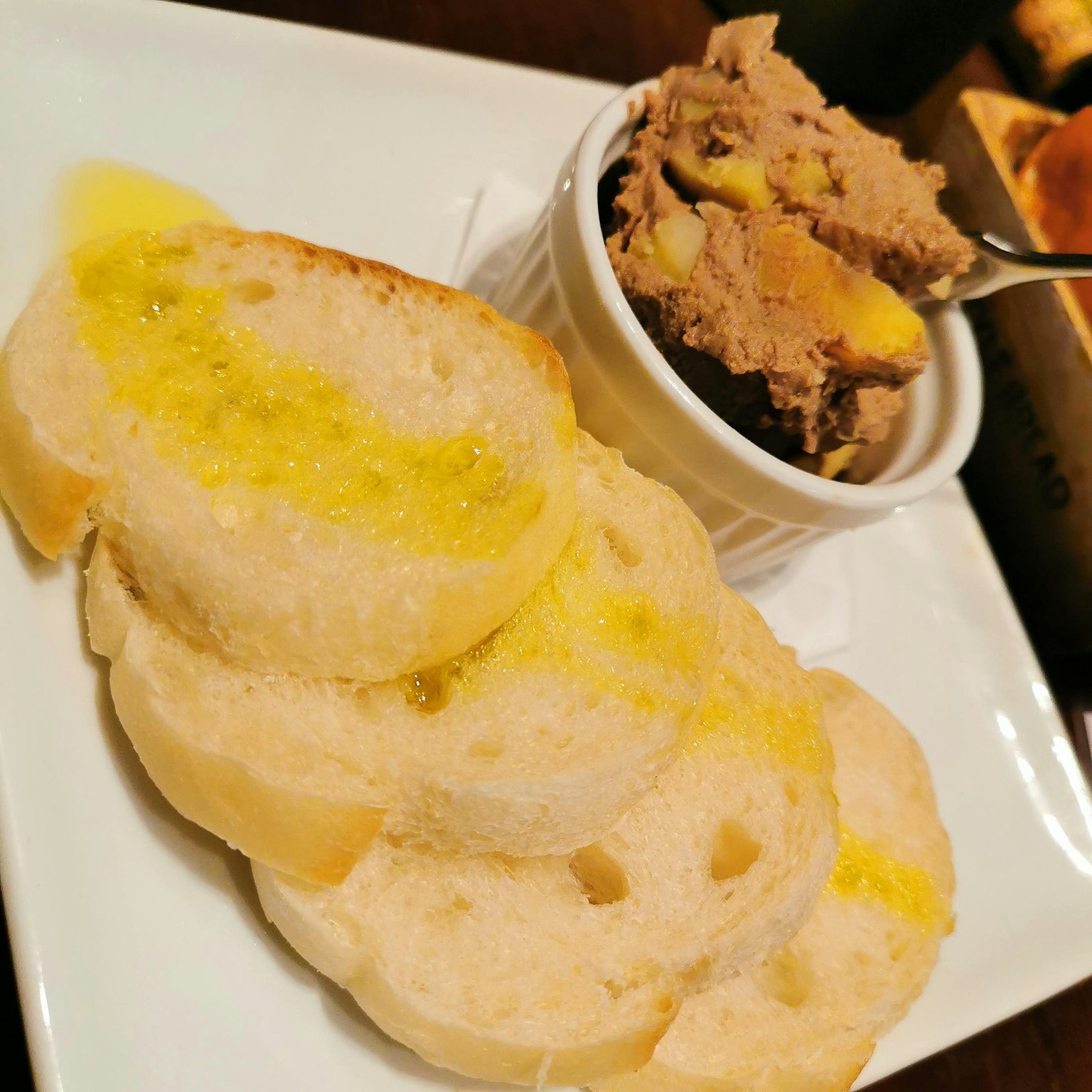 塗了黃油的切片麵包和肉醬的盤子