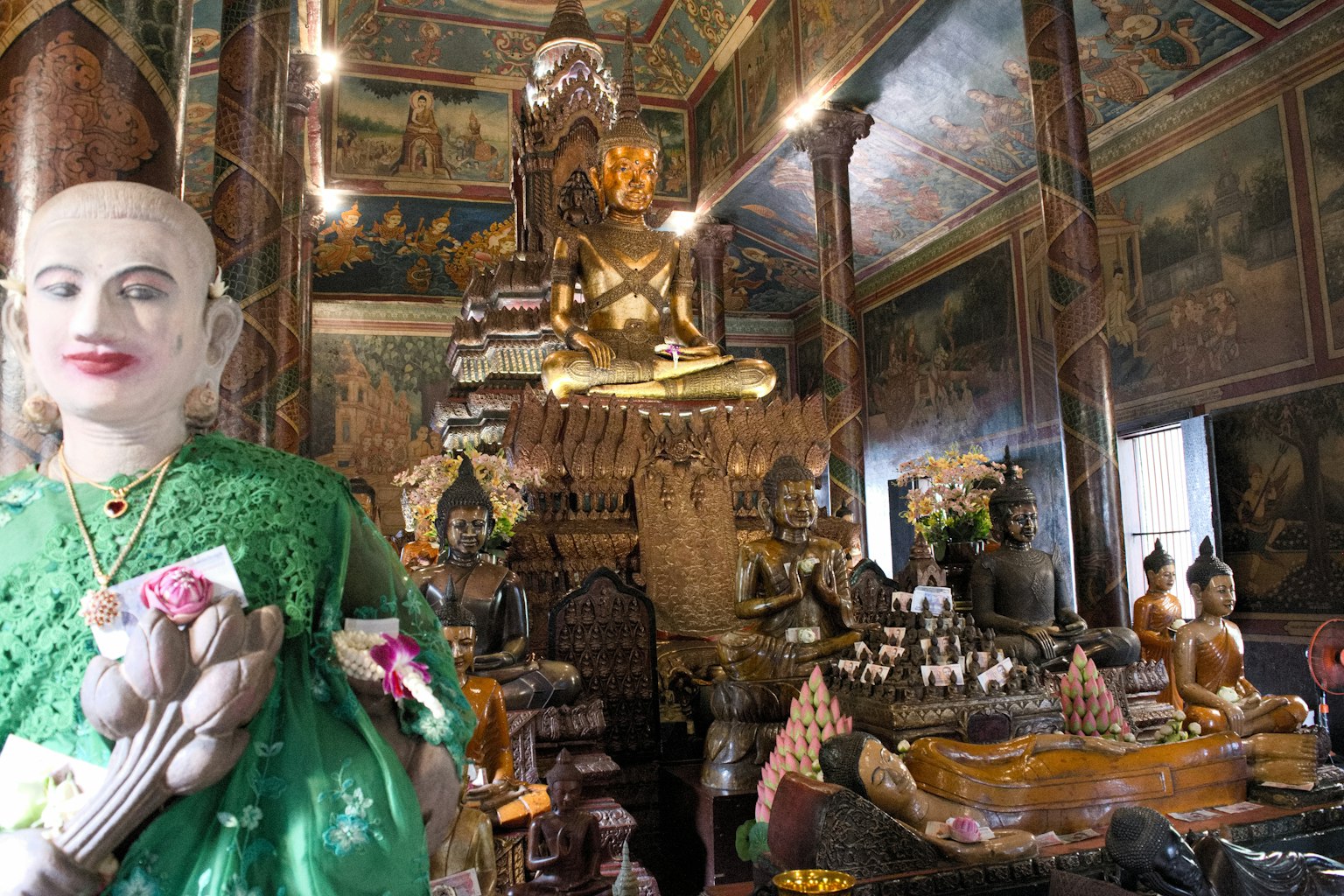 裝飾精美的寺廟內部，展示一座穿著綠色服裝的大型雕像