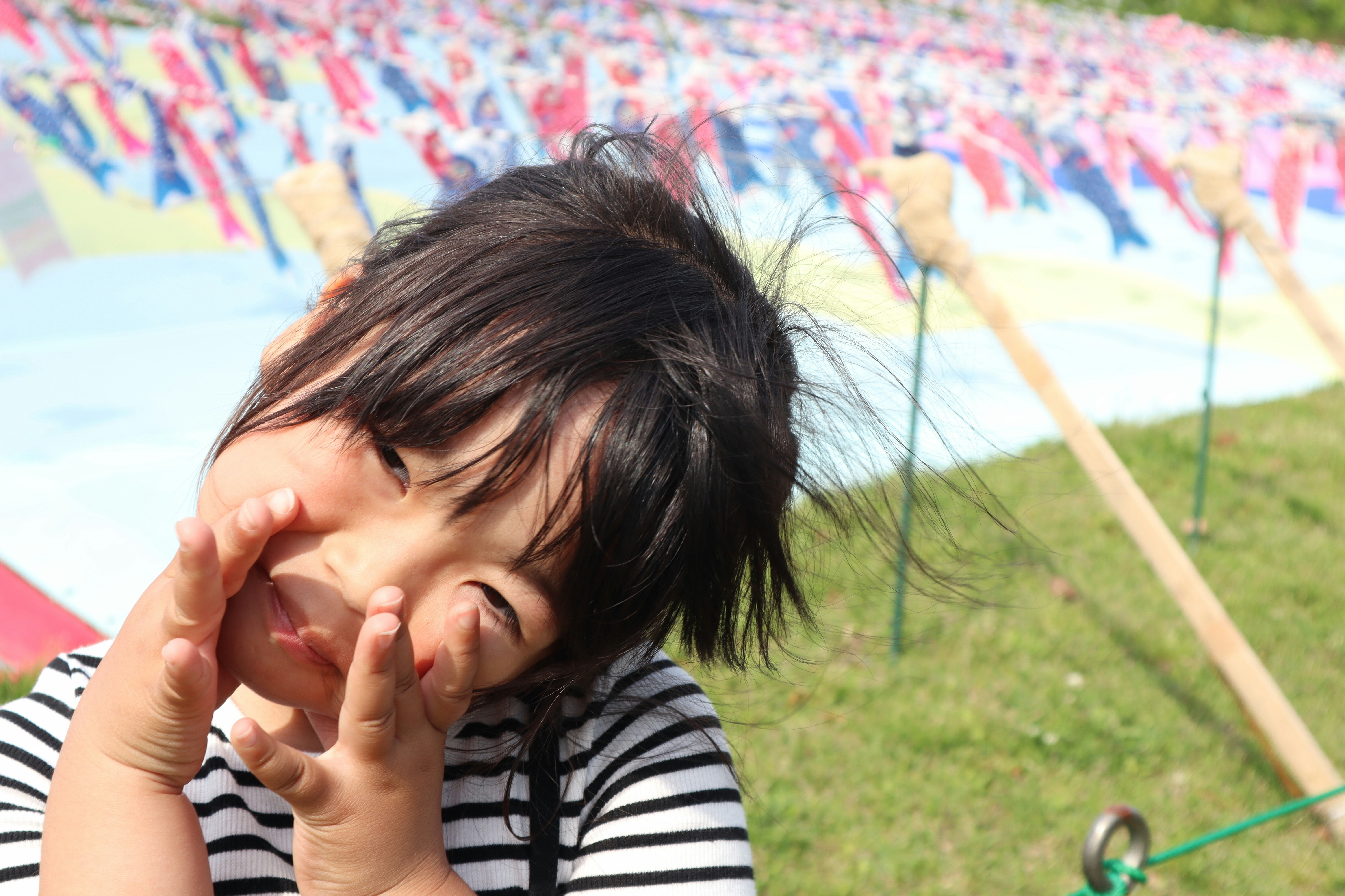 anak tersenyum bermain di rumput