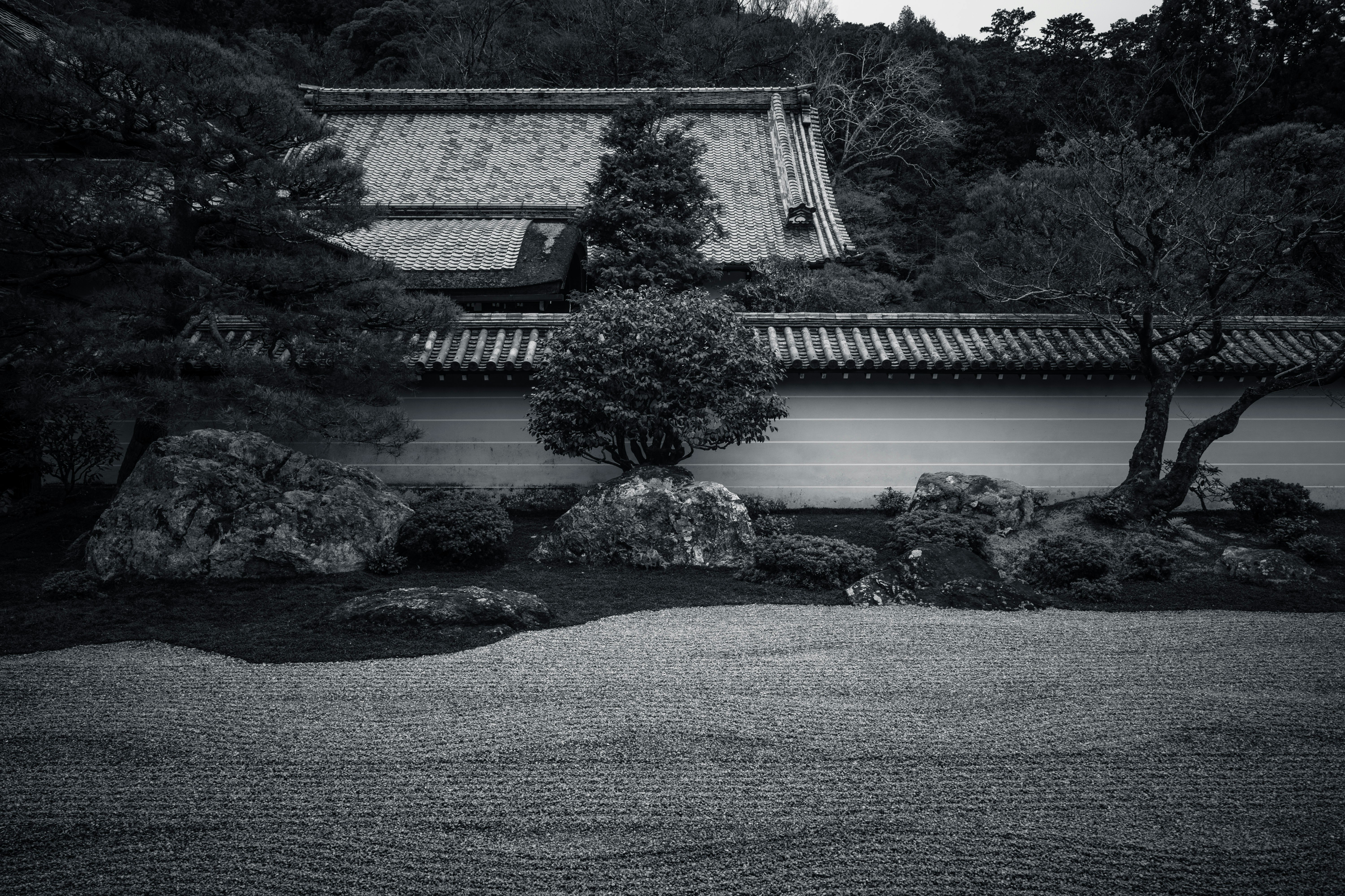 Architecture du temple de Nanzen-ji donnant sur un étang de jardin