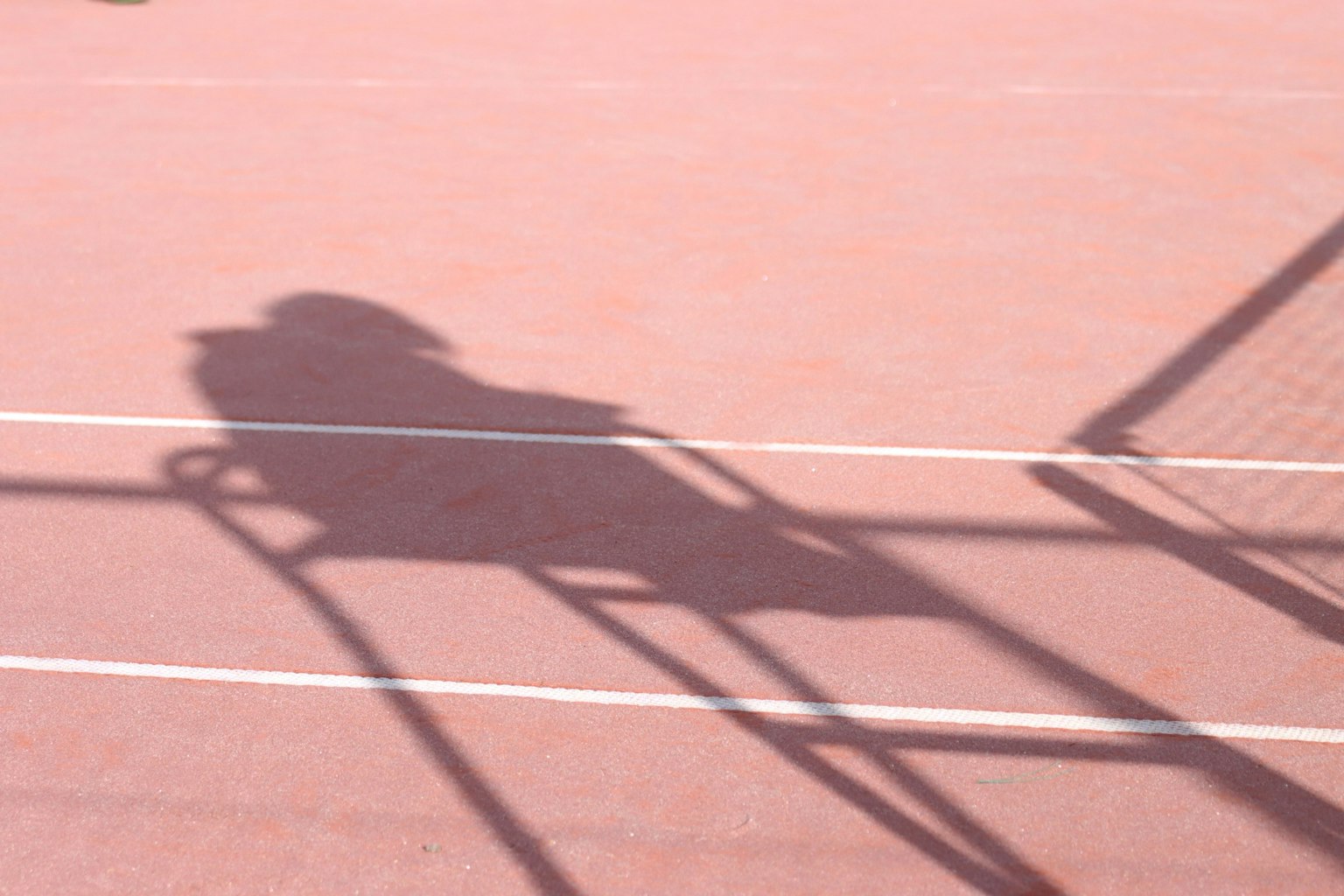 Ombra e linee su un campo da tennis