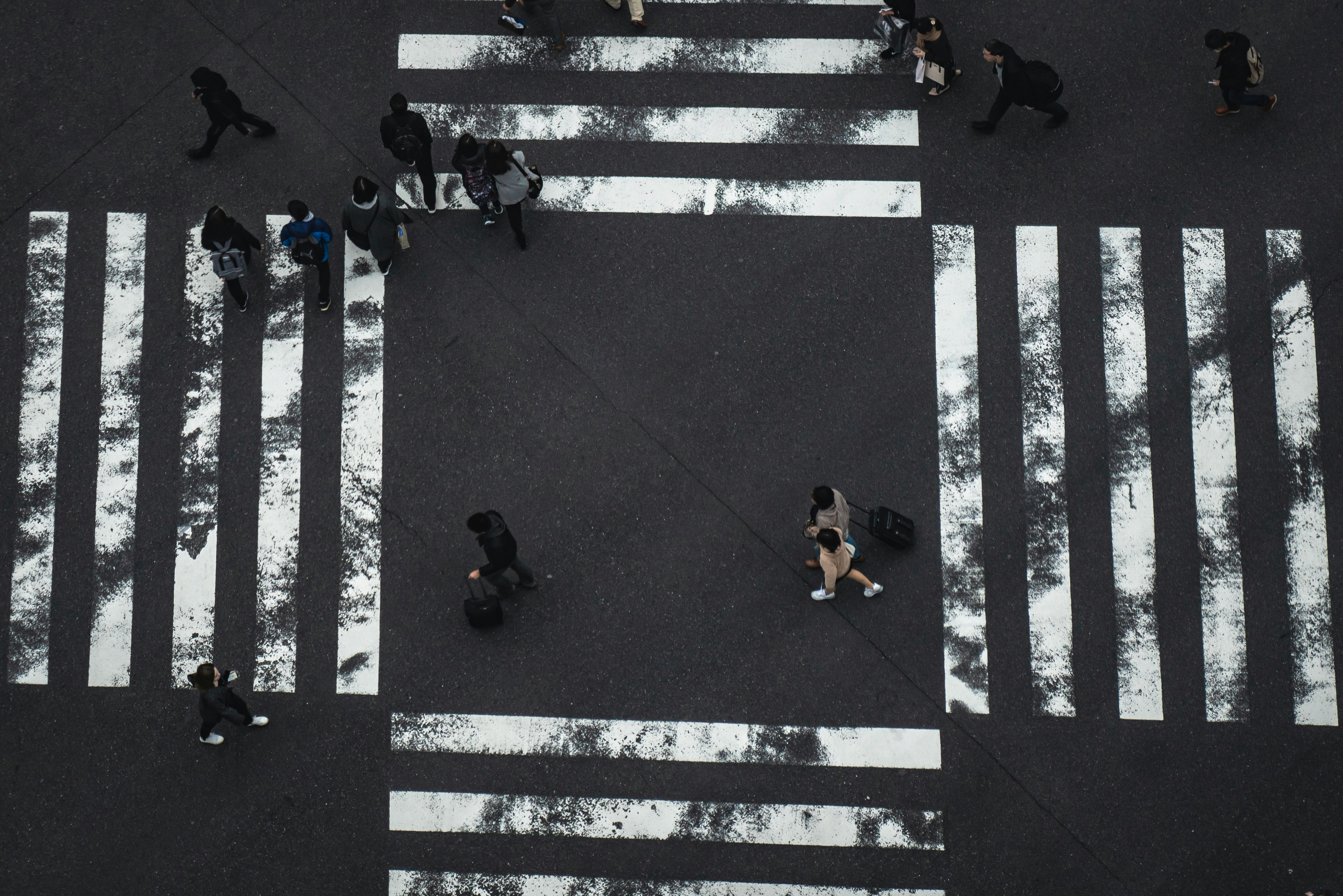 横断歩道の上を歩く人々の俯瞰