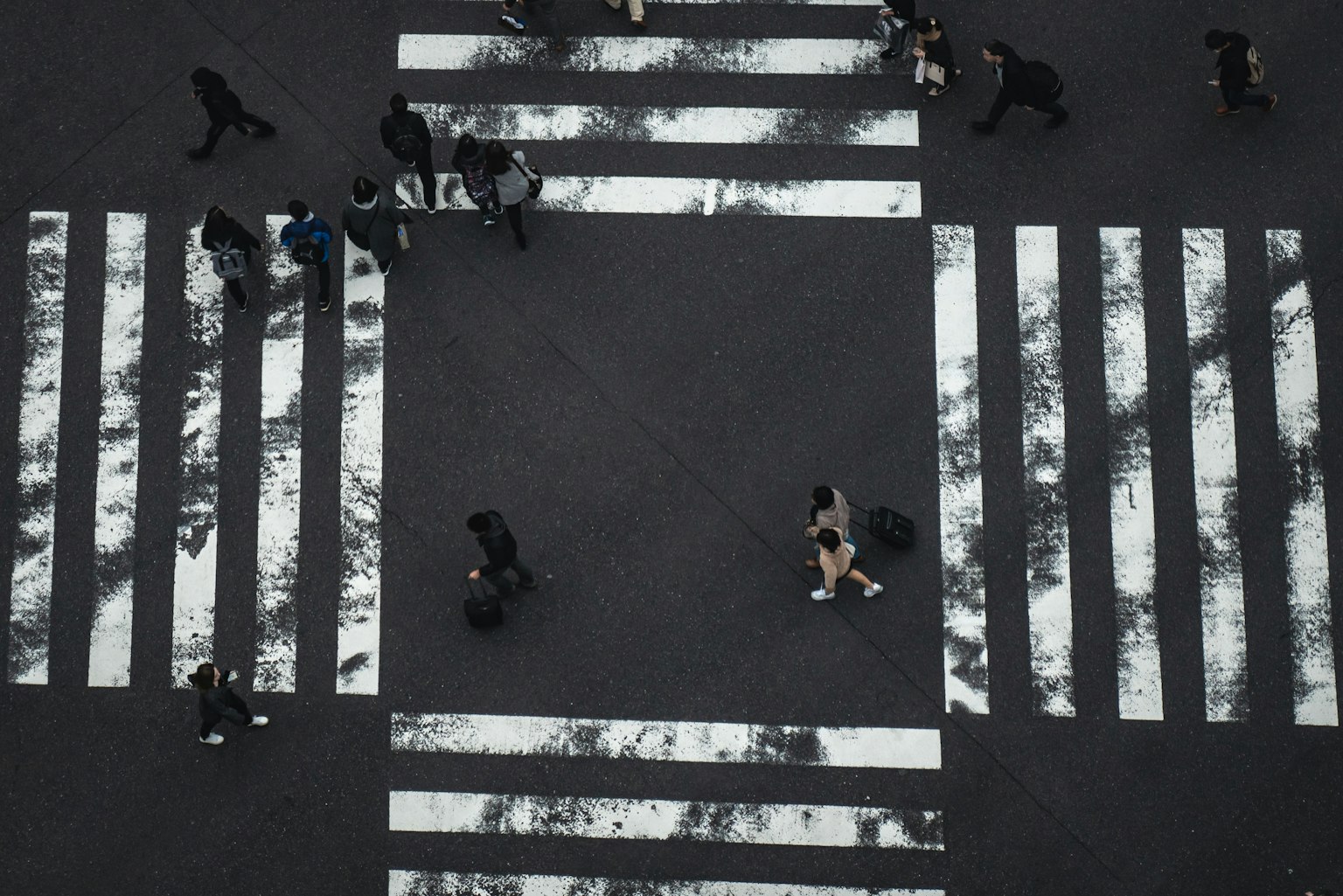 Vista aérea de un paso de peatones con personas caminando