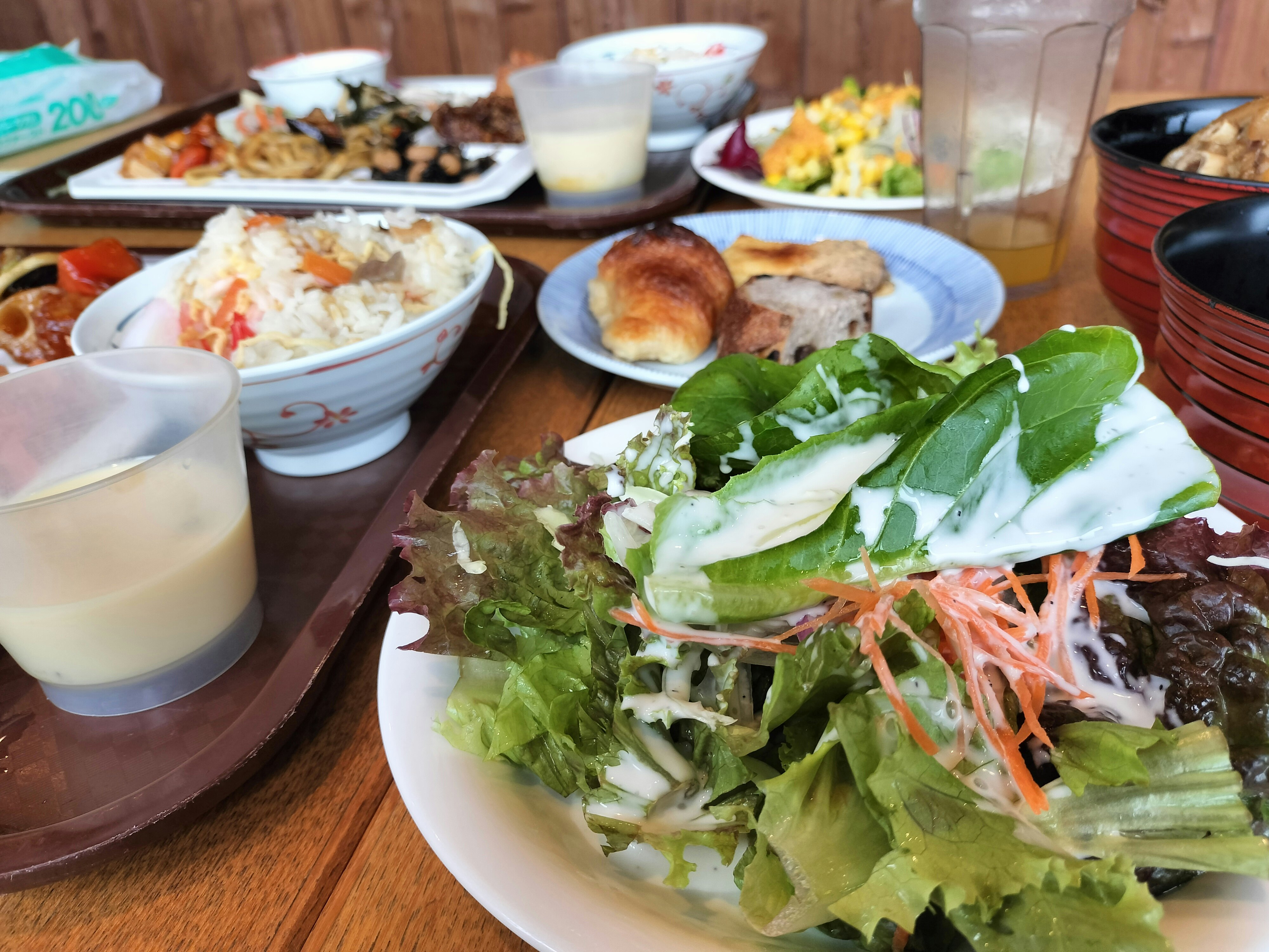 salades et plats de buffet sur une table