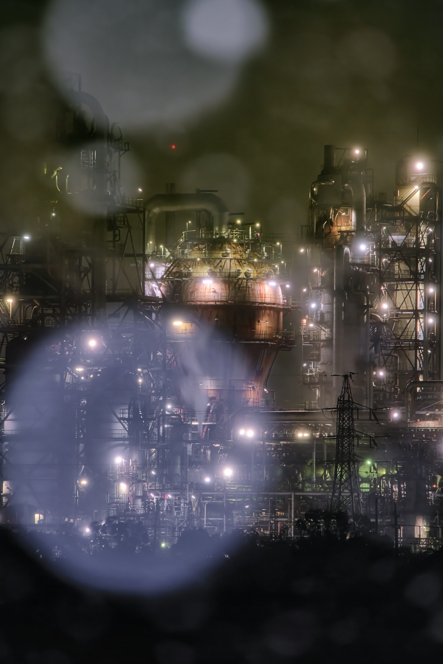 Vue nocturne d'une zone industrielle avec des lumières brillantes