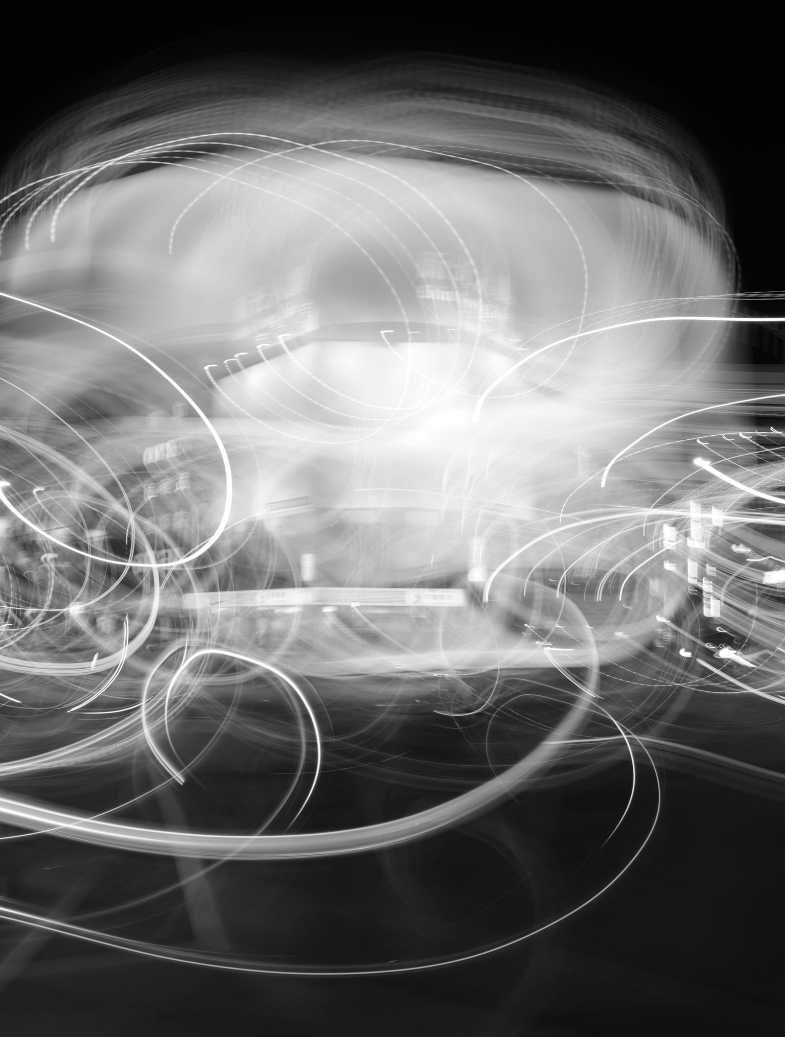 Image abstraite en noir et blanc de traînées lumineuses croisées