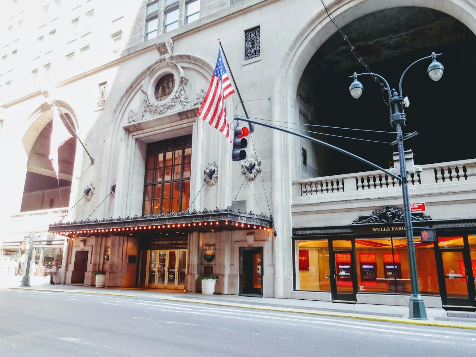 Facciata di un edificio storico con una bandiera americana esposta