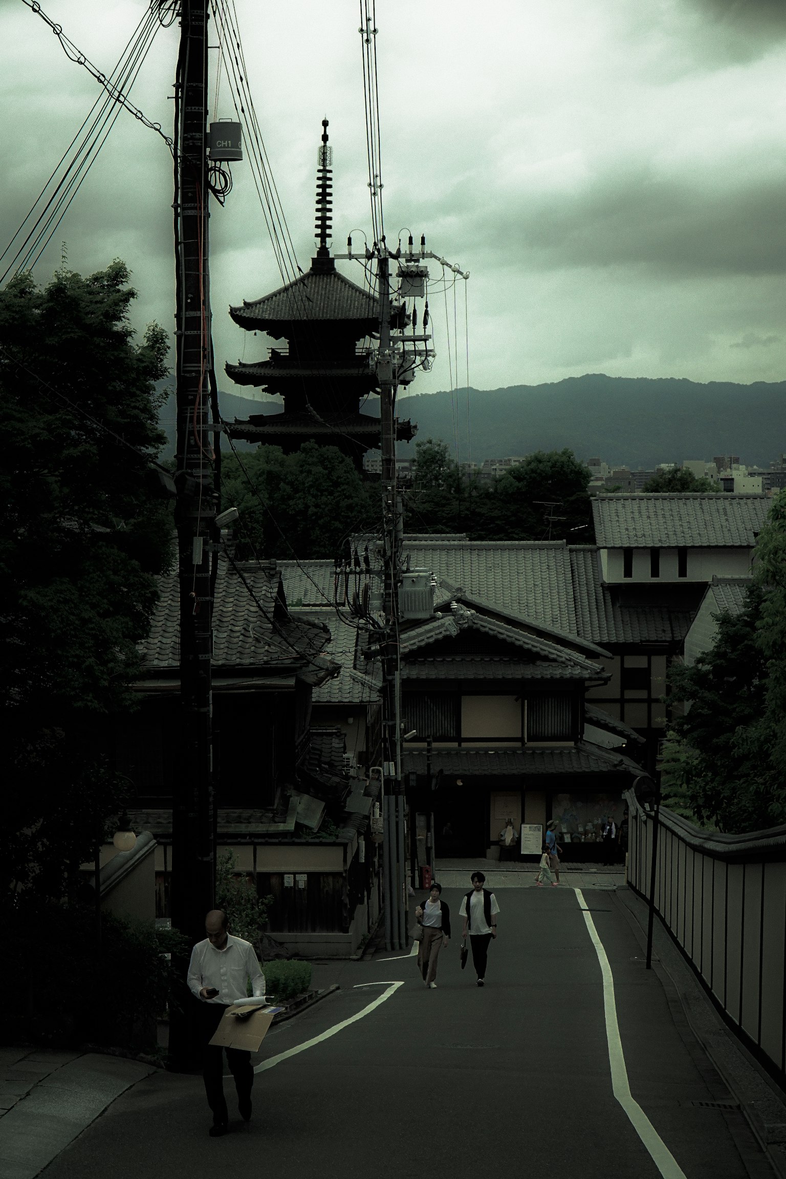 Vue pittoresque d'une rue japonaise ancienne avec une pagode