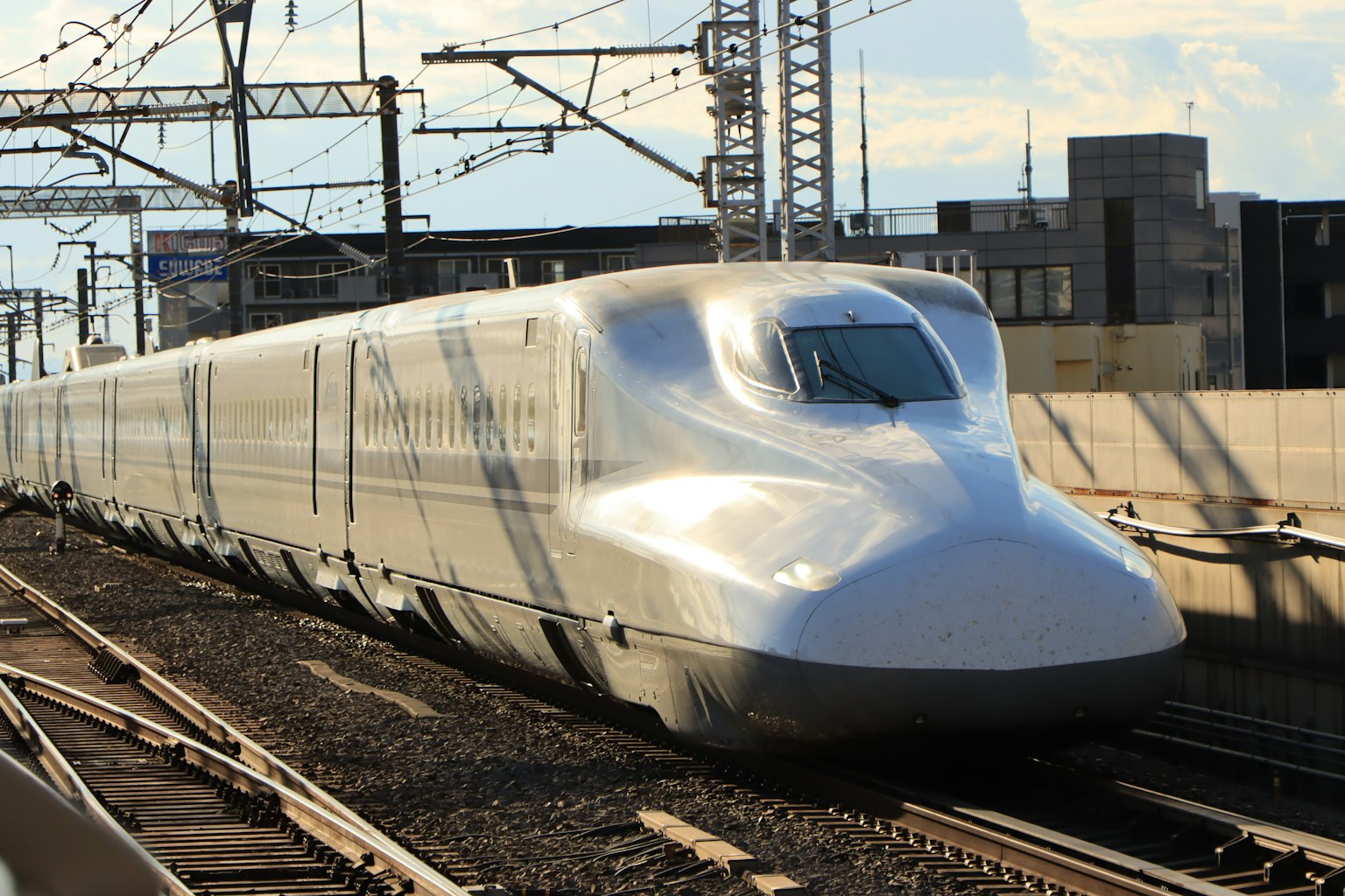Shinkansen nähert sich der Station mit einem eleganten Design
