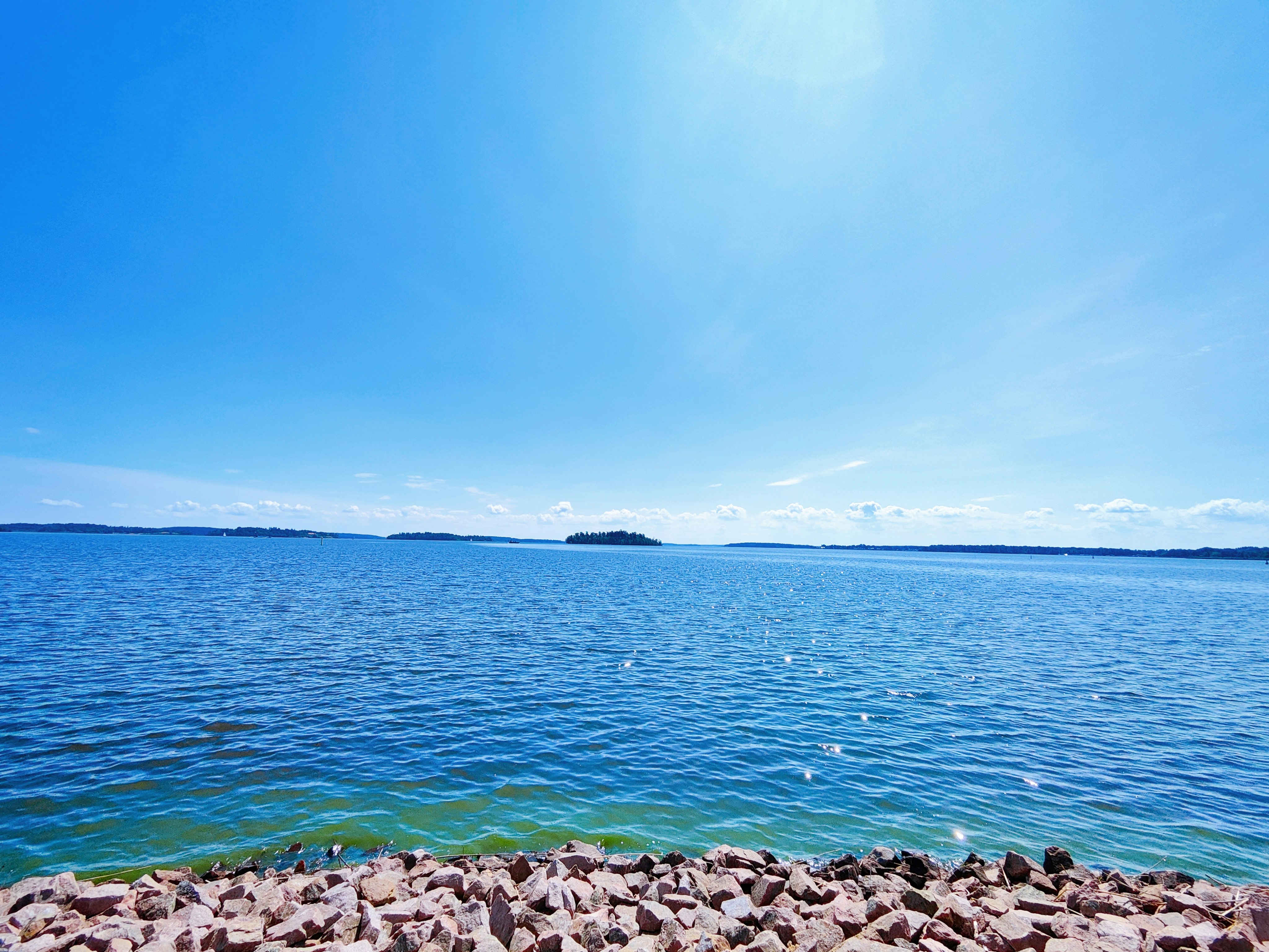 Küstenlandschaft mit blauem Meer und Felsen