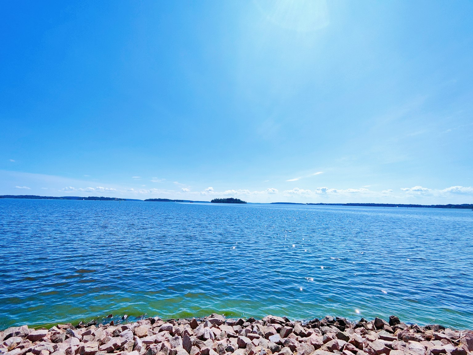 Vista bellissima del mare blu e del cielo riva rocciosa