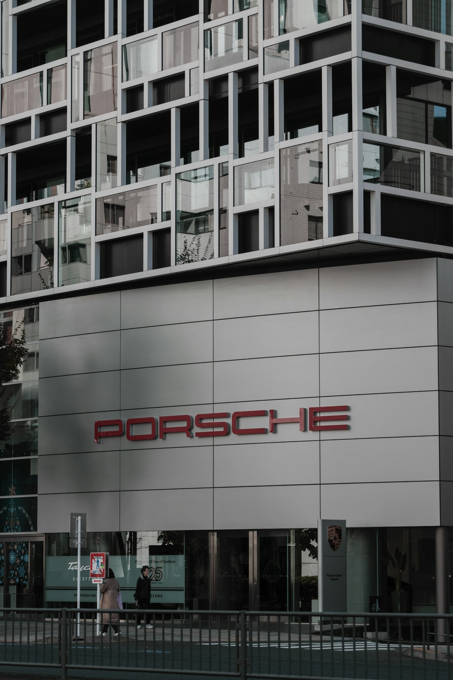 Concessionaria Porsche di fronte a un edificio moderno