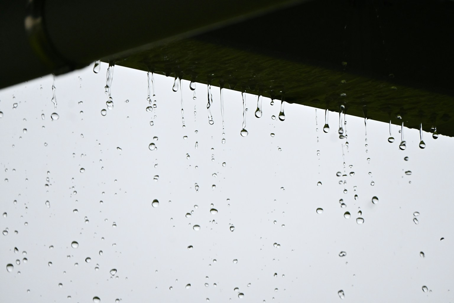 雨滴从屋檐滴落