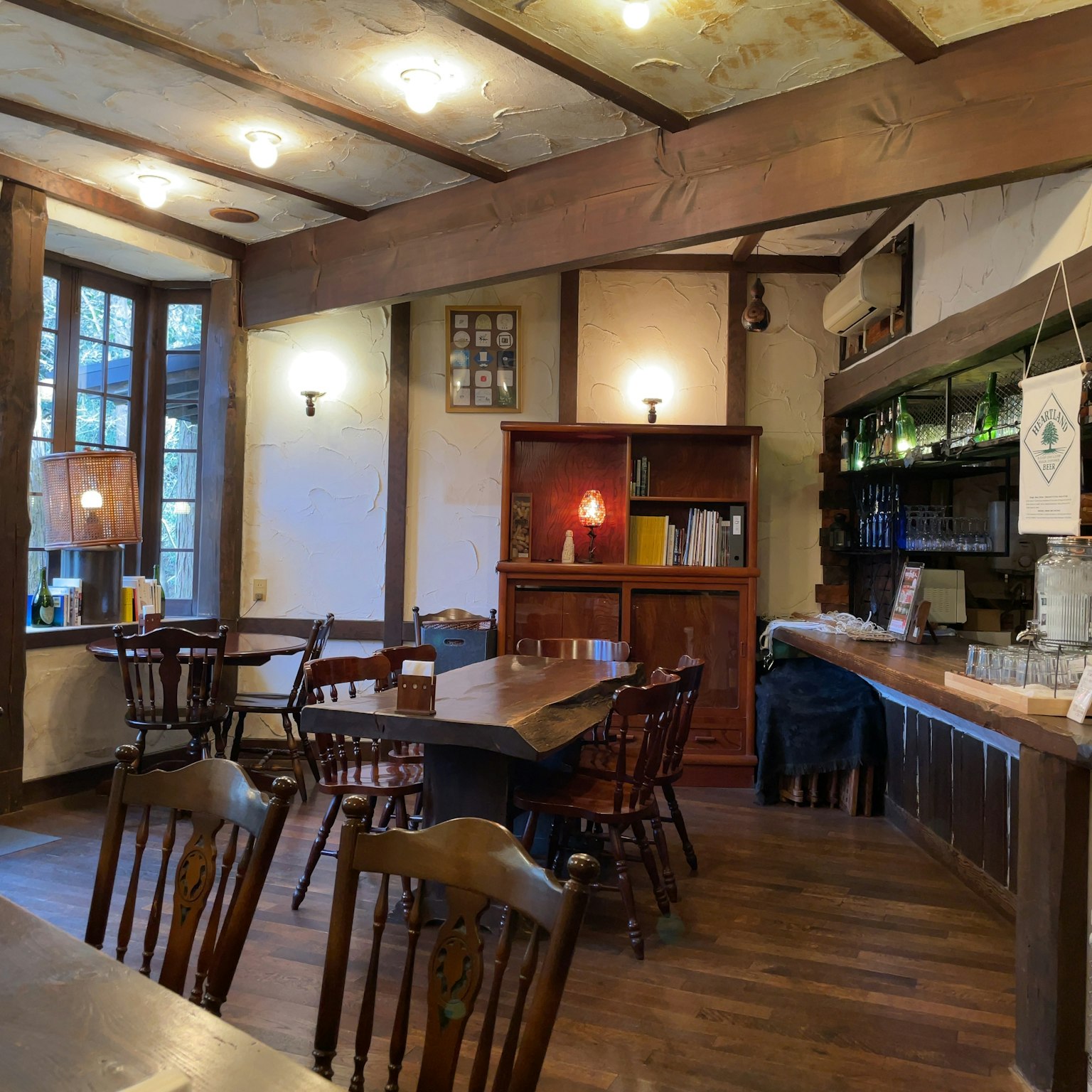 Intérieur de café confortable avec des poutres en bois et des tables