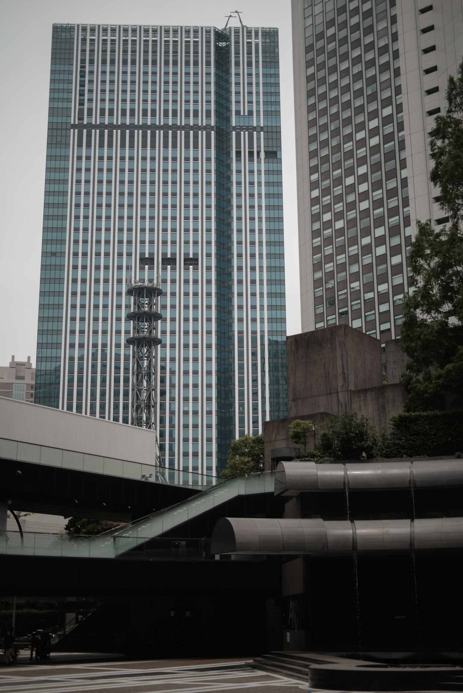 Panorama urbano con un grattacielo a facciata in vetro e architettura moderna
