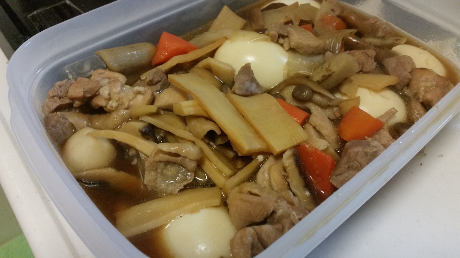 Conteneur de plat mijoté avec de la viande et des légumes