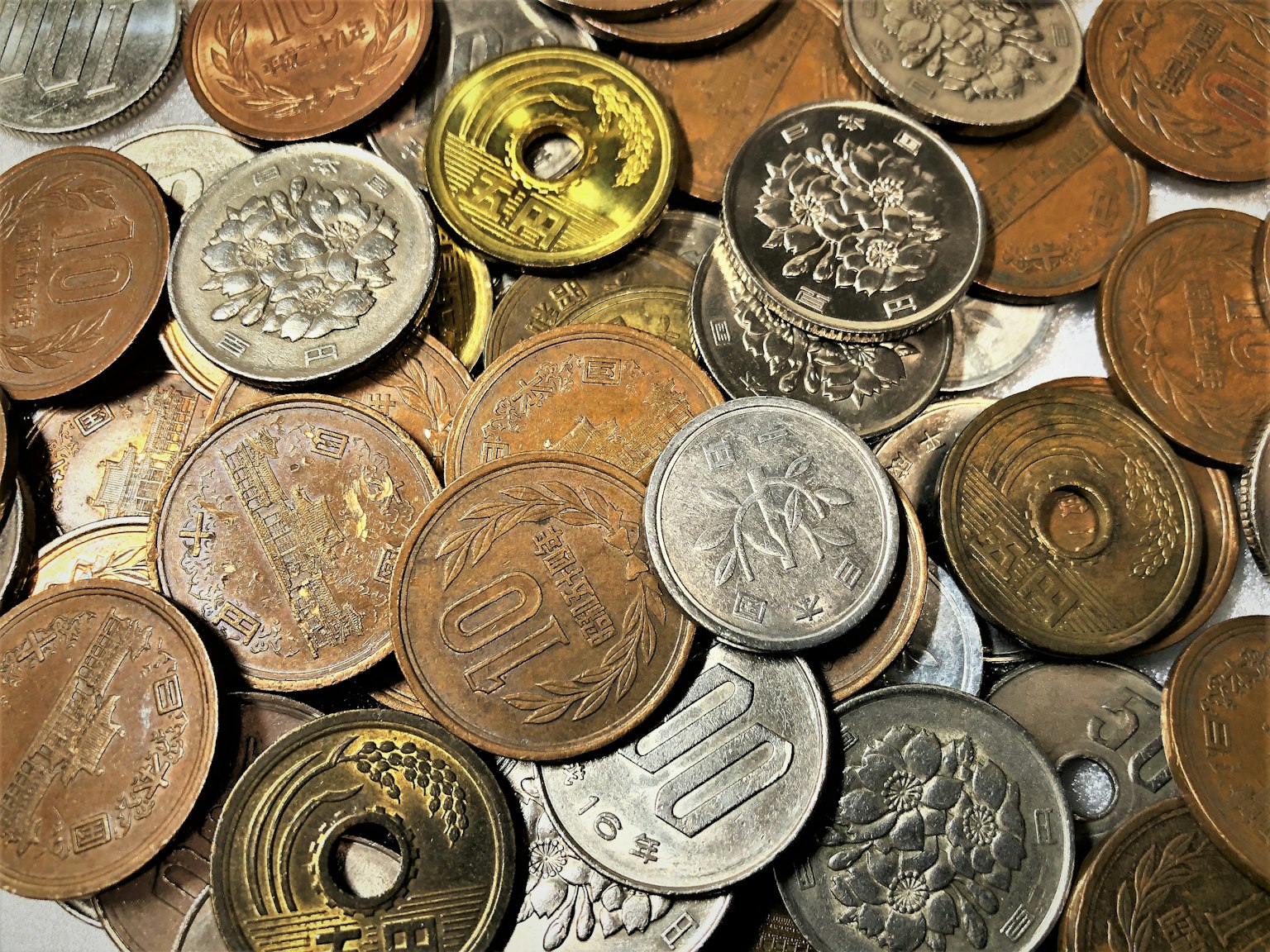 Une collection de pièces japonaises variées en différentes couleurs et designs