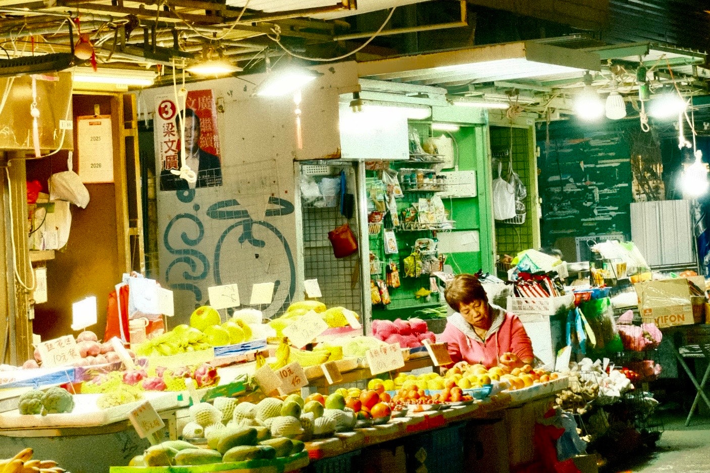 屋台のような青果店の店先で並ぶ果物と野菜