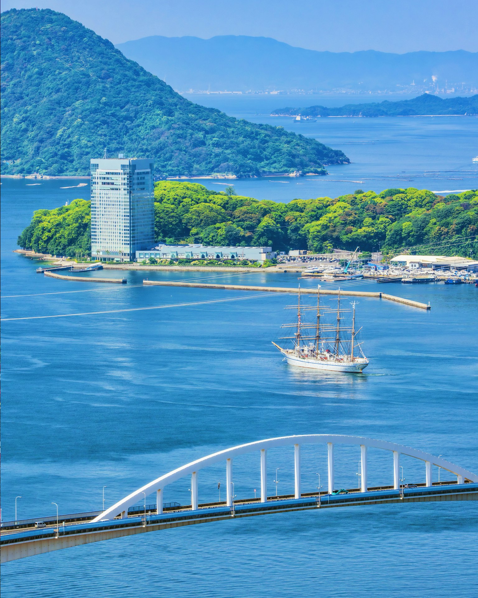 绿色岛屿上漂浮着船和桥的美丽景色