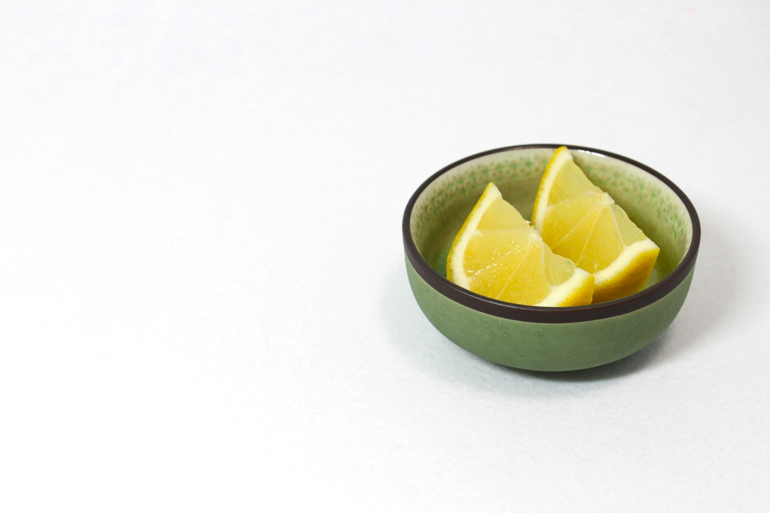 Tranches de citron dans un bol vert