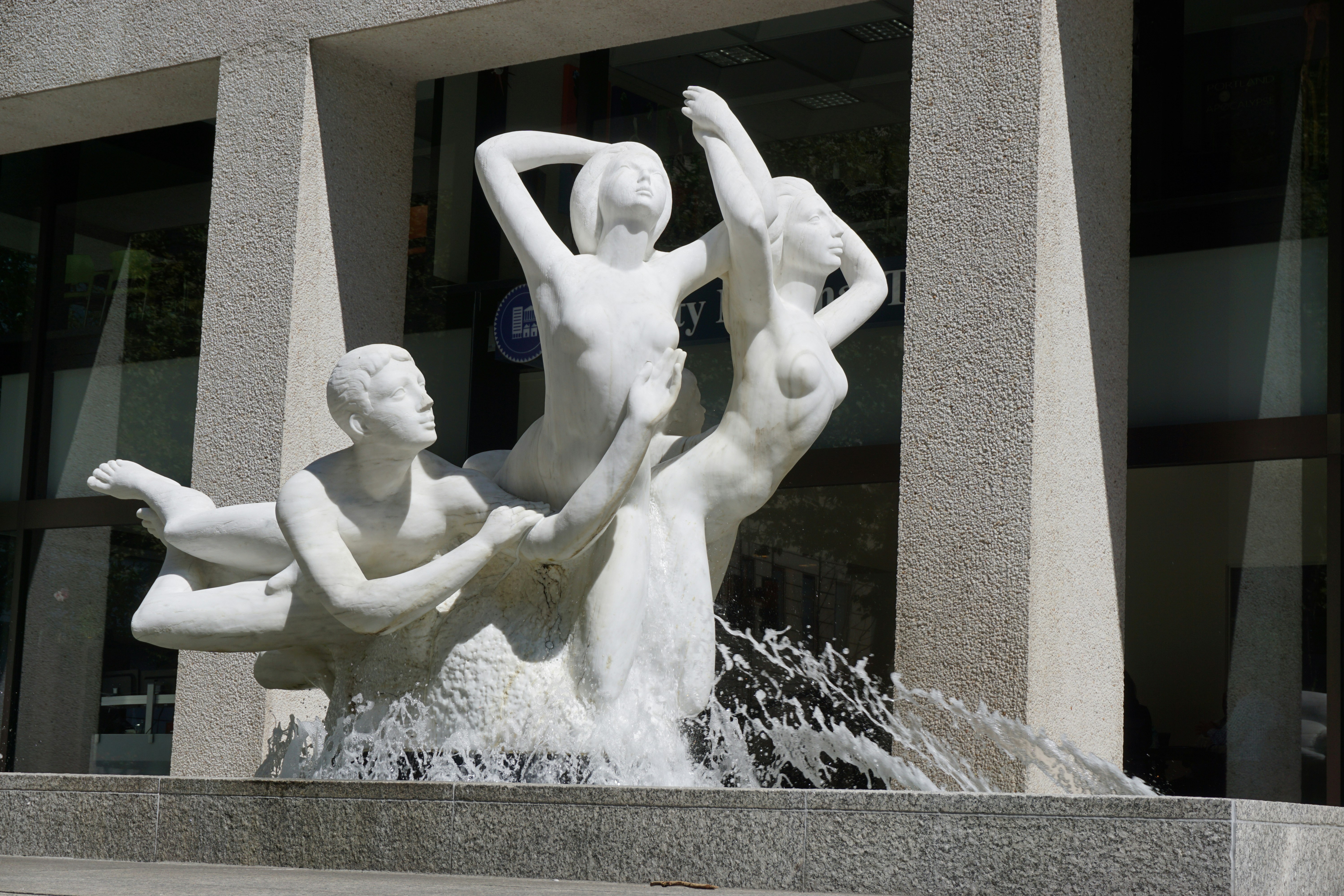 statues blanches sculptées avec une fontaine devant un bâtiment