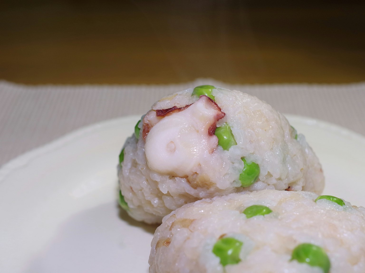 Sushi bạch tuộc với đậu xanh trên đĩa trắng