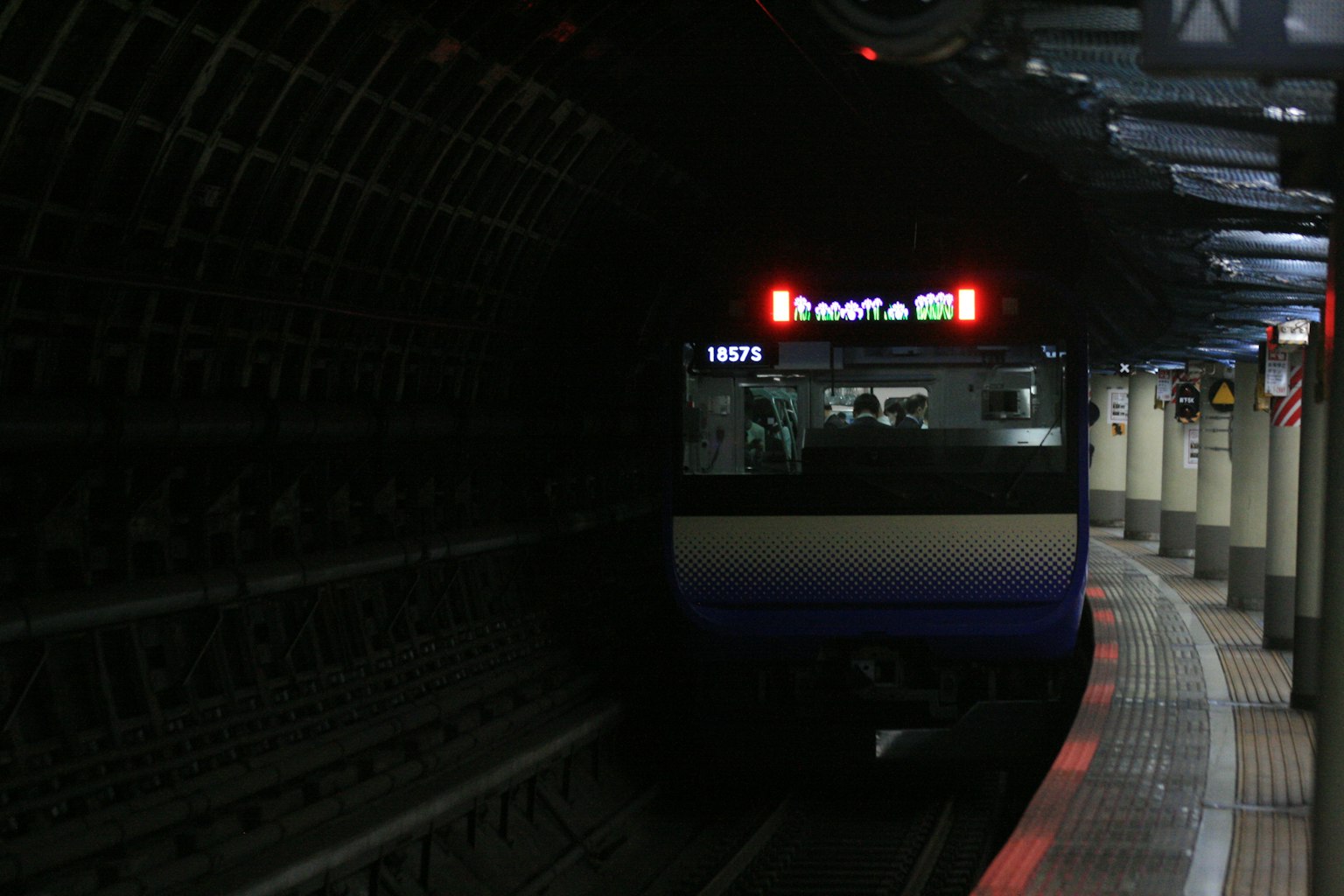 Zug im U-Bahn-Tunnel mit schwachem Licht angehalten