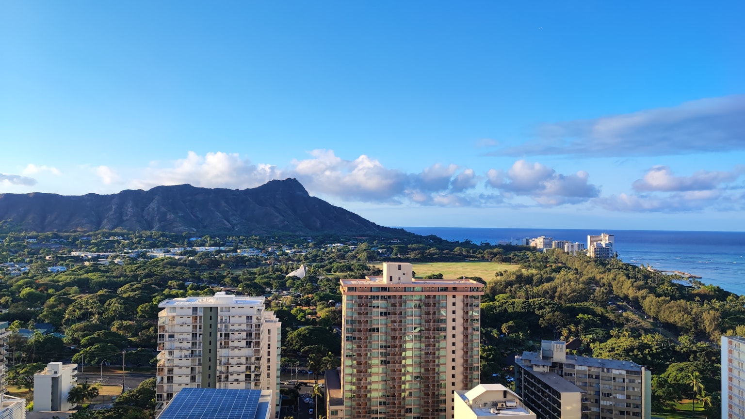 Pemandangan Diamond Head dengan langit biru dan lanskap perkotaan