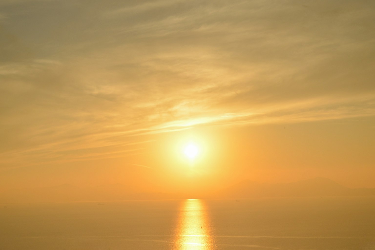 Bella vista di un tramonto arancione sull'oceano